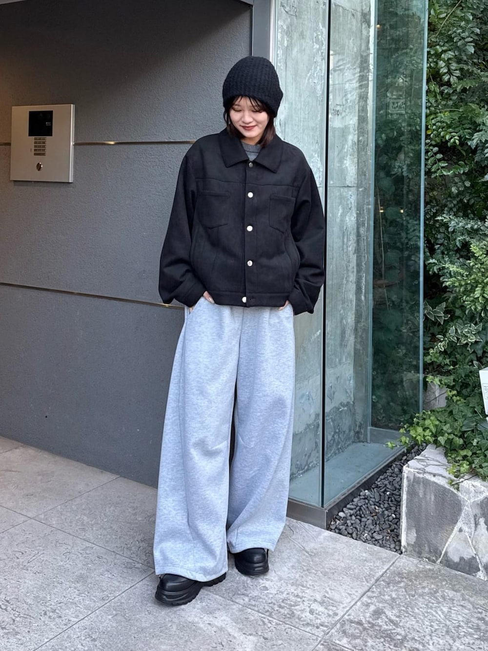 グレー系のその他パンツ、ブラック系のブルゾンを着用したレディースの冬コーディネートの5枚目の写真