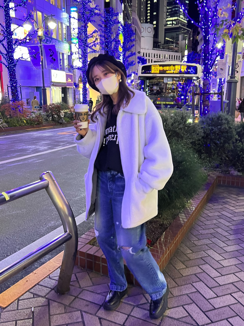 ブラック系のスウェット、グレー系のブルゾン、ブルー系のデニムパンツを着用したレディースの冬コーディネートの2枚目の写真