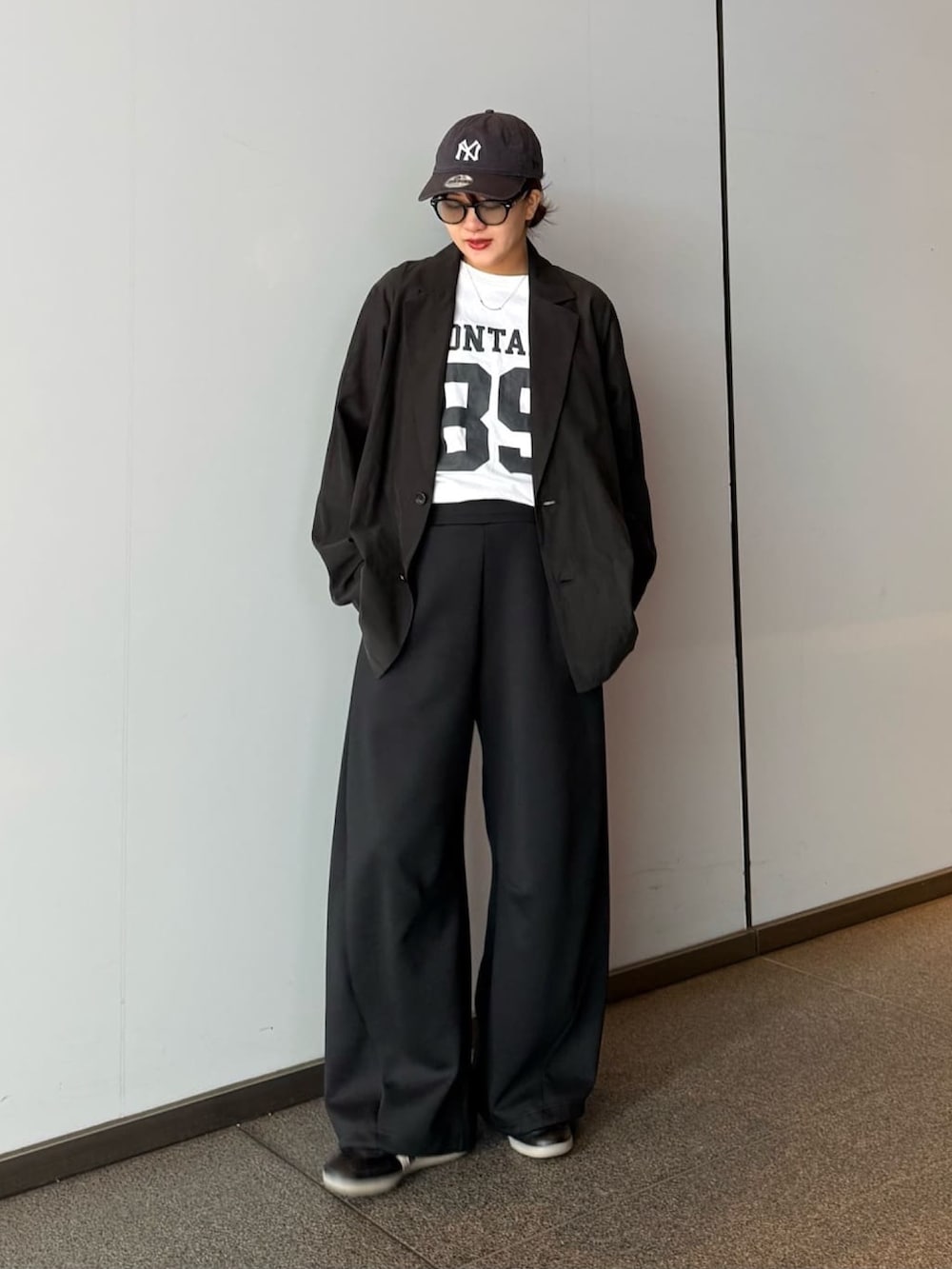 グレー系のその他パンツ、ブラック系のシャツ/ブラウス、ブラック系のサングラスを着用したレディースの春コーディネートの4枚目の写真