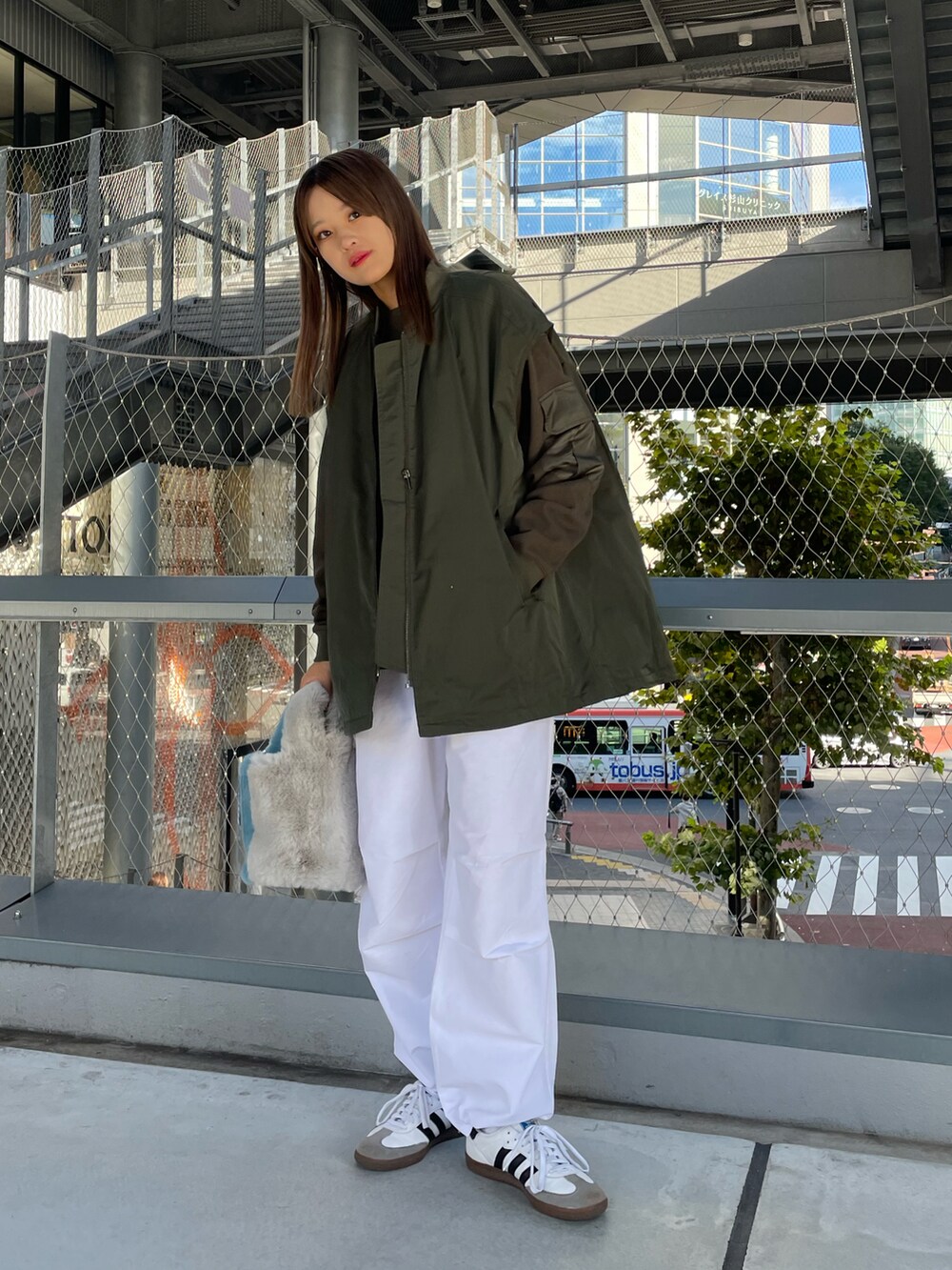 「秋のコーデ、カジュアルコーデ、お洒落さんとつながりたい、大人コーデ、パラシュートパンツ、ルイス(Lui's)、オトナカワイイ、ゆったりコーデ、ミリタリー、ミリタリーコーデ、MA-1、ベスト、楽チンコーデ、きれいめカジュアル、パンツスタイル」｜「Lui'sのMA-1ベスト（ベスト、グリーン系）」を使った、mayさん（レディース・164cm）の秋コーディネートの2枚目の写真