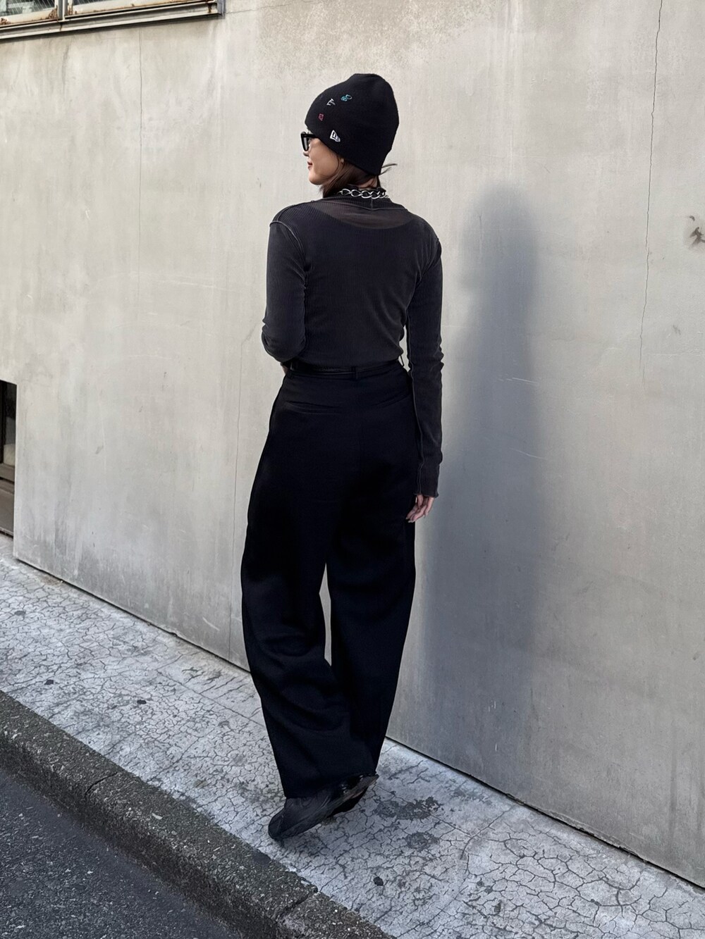 グリーン系のTシャツ/カットソー、ブラック系のスラックス、ブラック系のベルトを着用したレディースの秋コーディネートの3枚目の写真