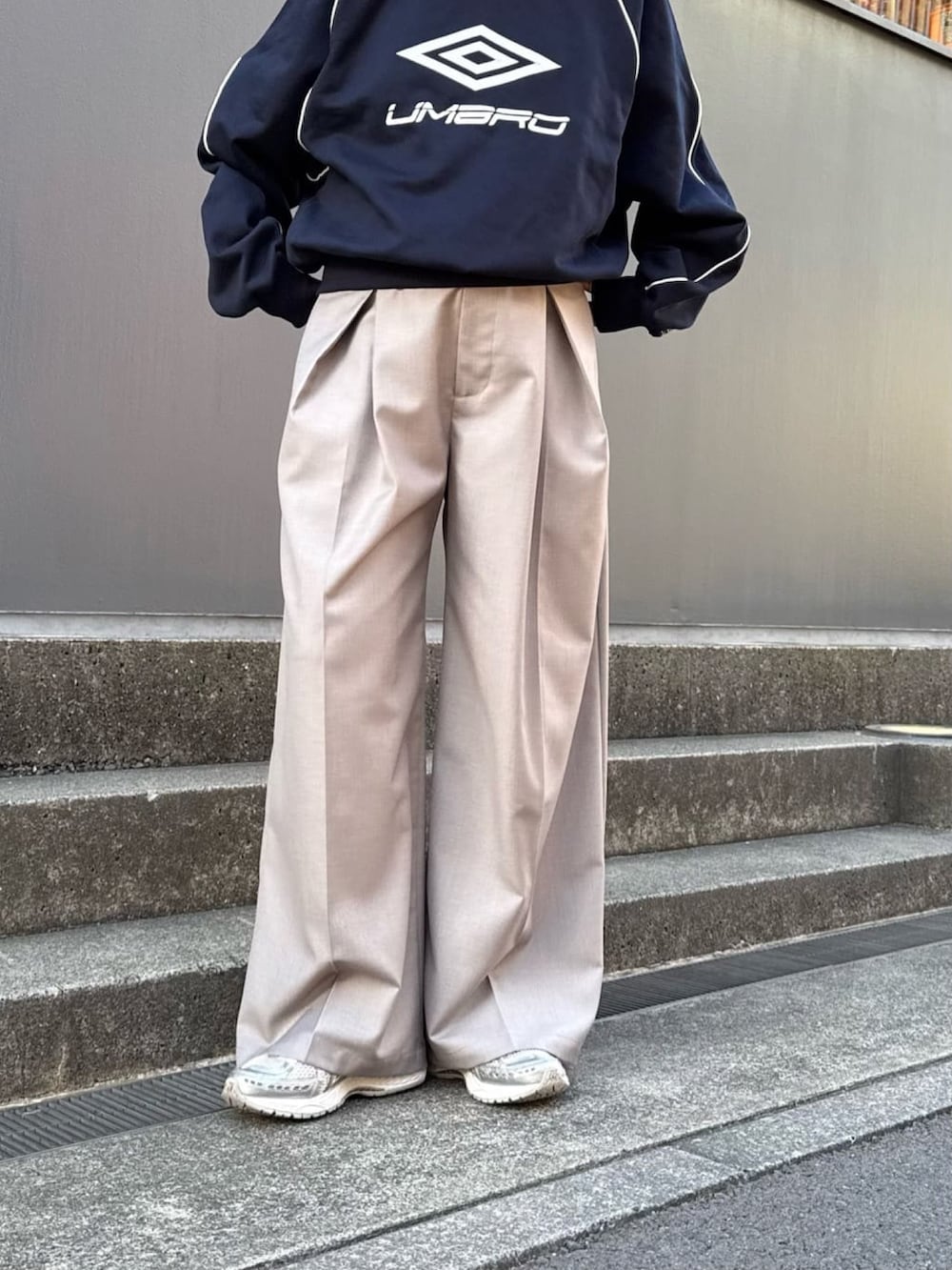 ブルー系のスウェット、グレー系のスラックスを着用したレディースの冬コーディネートの4枚目の写真