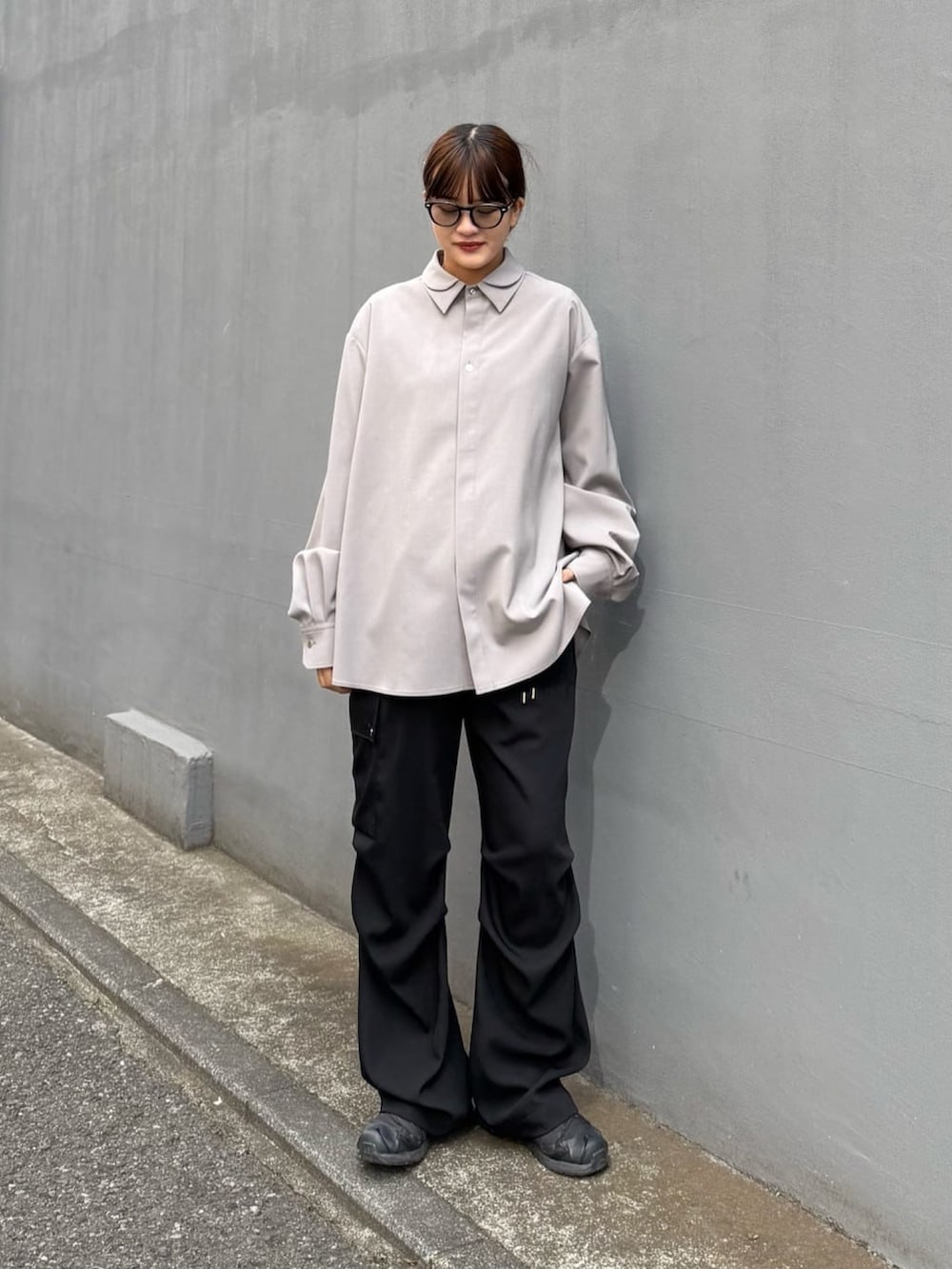 グレー系のシャツ/ブラウス、ホワイト系のカーゴパンツを着用したレディースの冬コーディネートの4枚目の写真