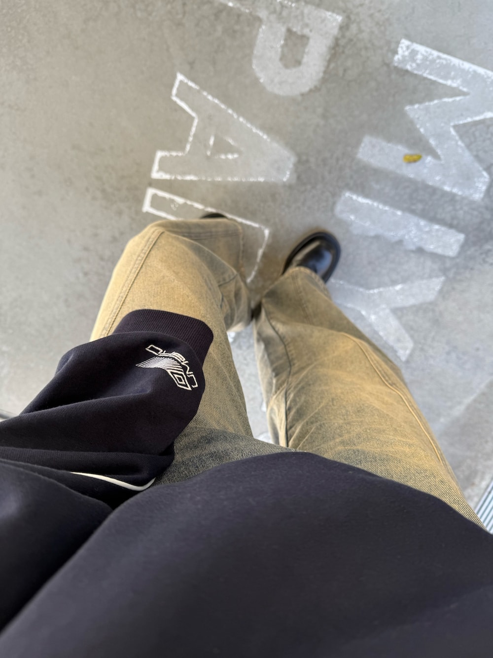 ブルー系のデニムパンツ、ブルー系のスウェット、ブラック系のサングラスを着用したレディースの冬コーディネートの5枚目の写真