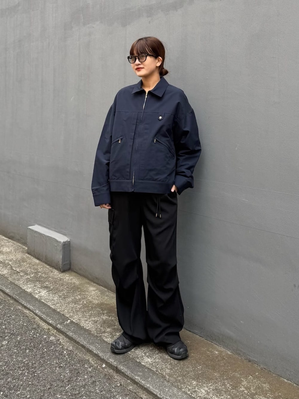 ブルー系のブルゾン、ホワイト系のカーゴパンツを着用したレディースの冬コーディネートの2枚目の写真