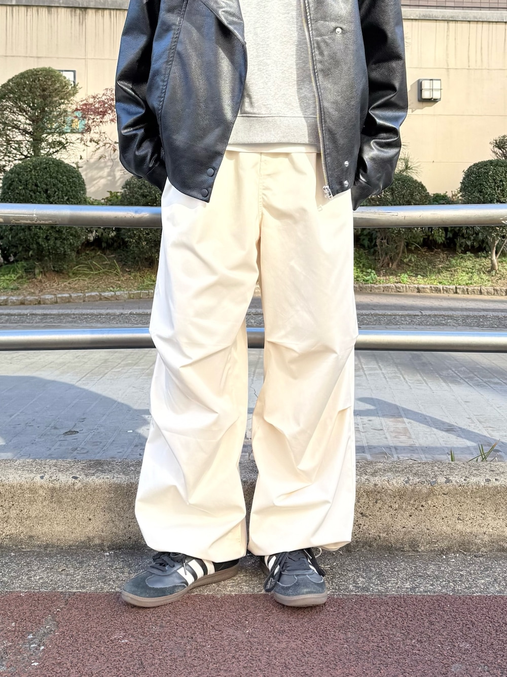 ブラック系のハンドバッグ、ホワイト系のその他パンツ、ブラック系のサングラスを着用したレディースの冬コーディネートの3枚目の写真