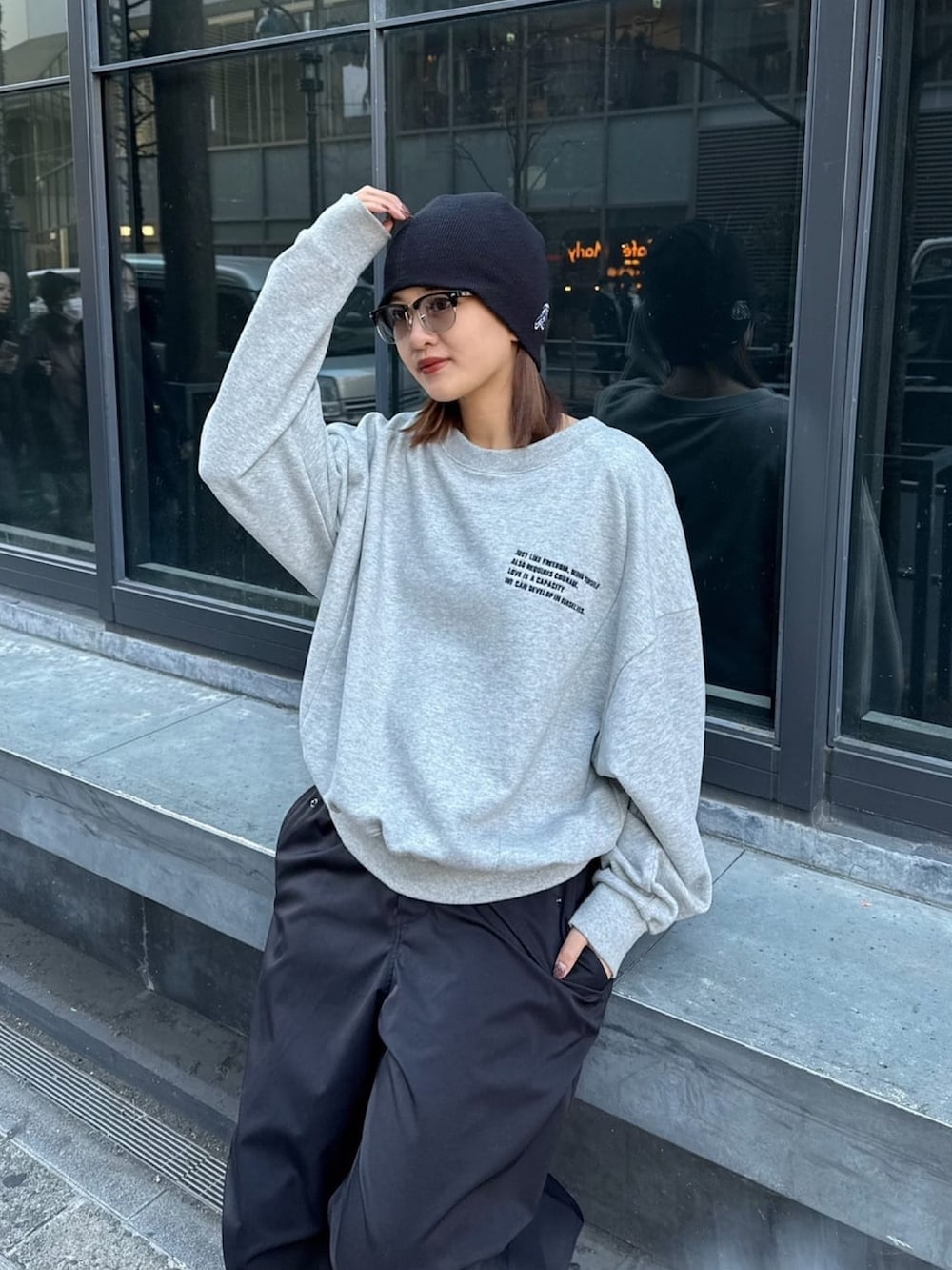 ホワイト系のその他パンツを着用したレディースの冬コーディネートの2枚目の写真