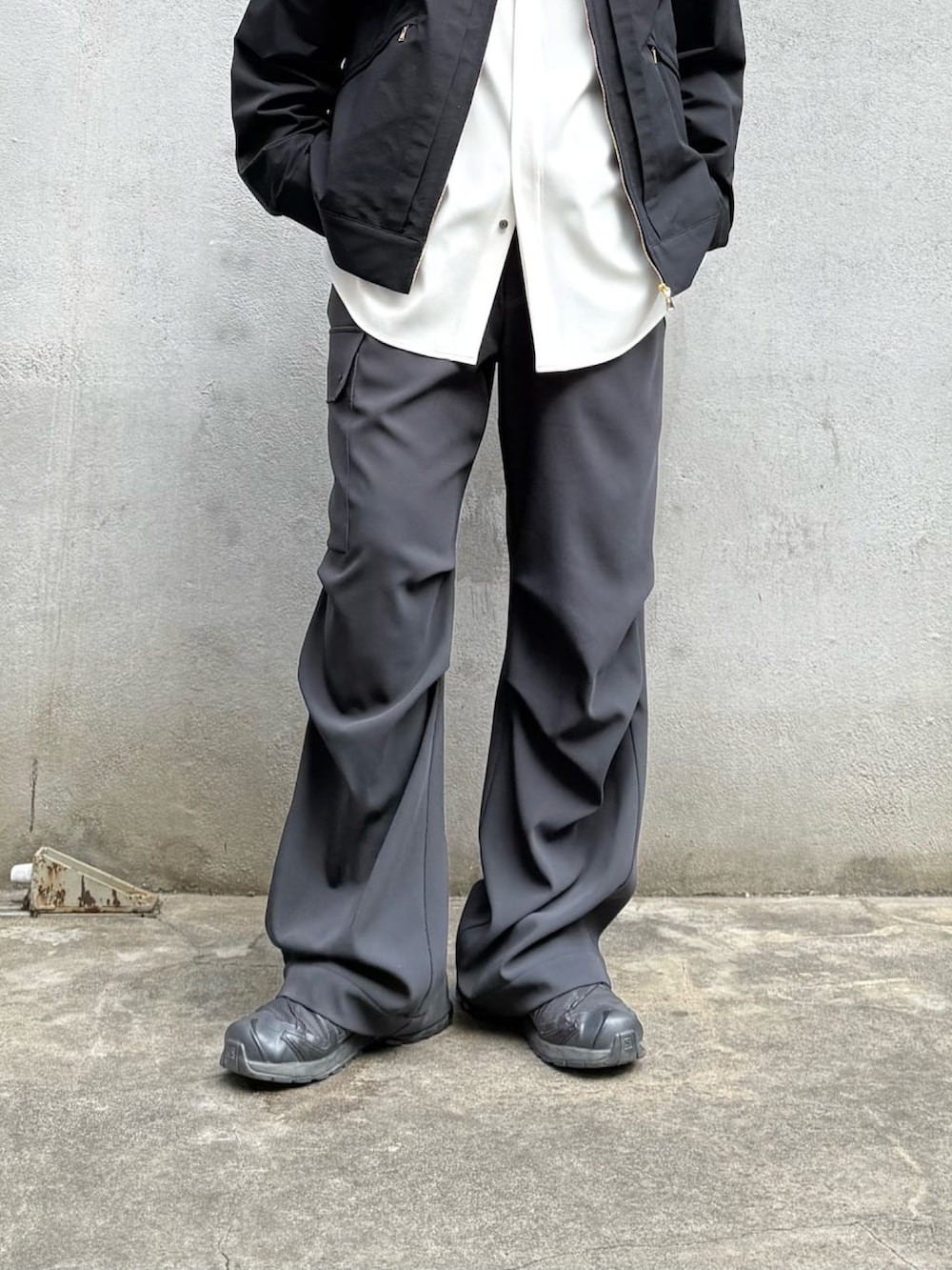 ブルー系のブルゾン、ホワイト系のカーゴパンツ、グレー系のシャツ/ブラウスを着用したレディースの冬コーディネートの7枚目の写真