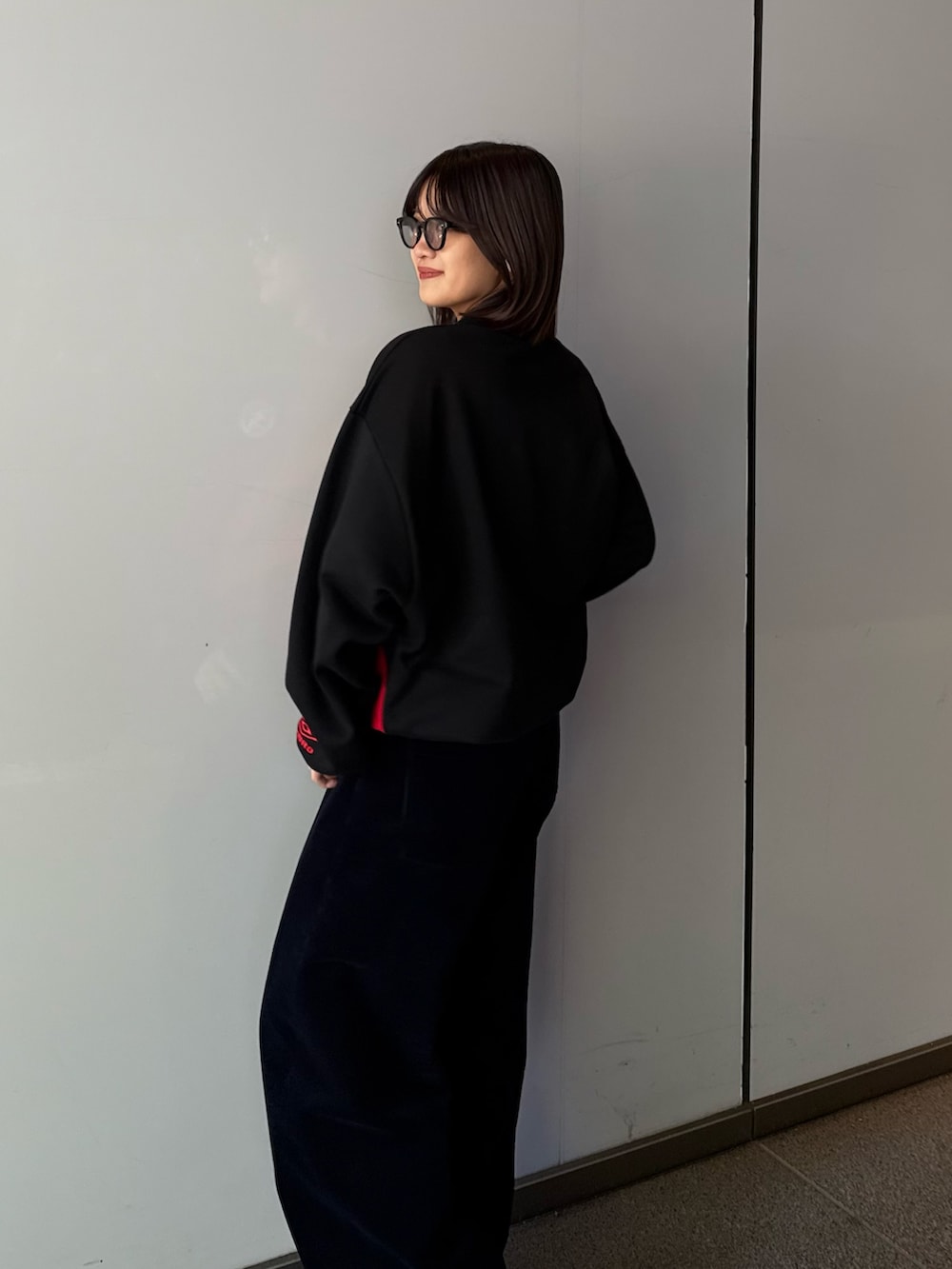 ブラック系のスウェット、ブルー系のその他パンツ、ブラック系のサングラスを着用したレディースの秋コーディネートの6枚目の写真
