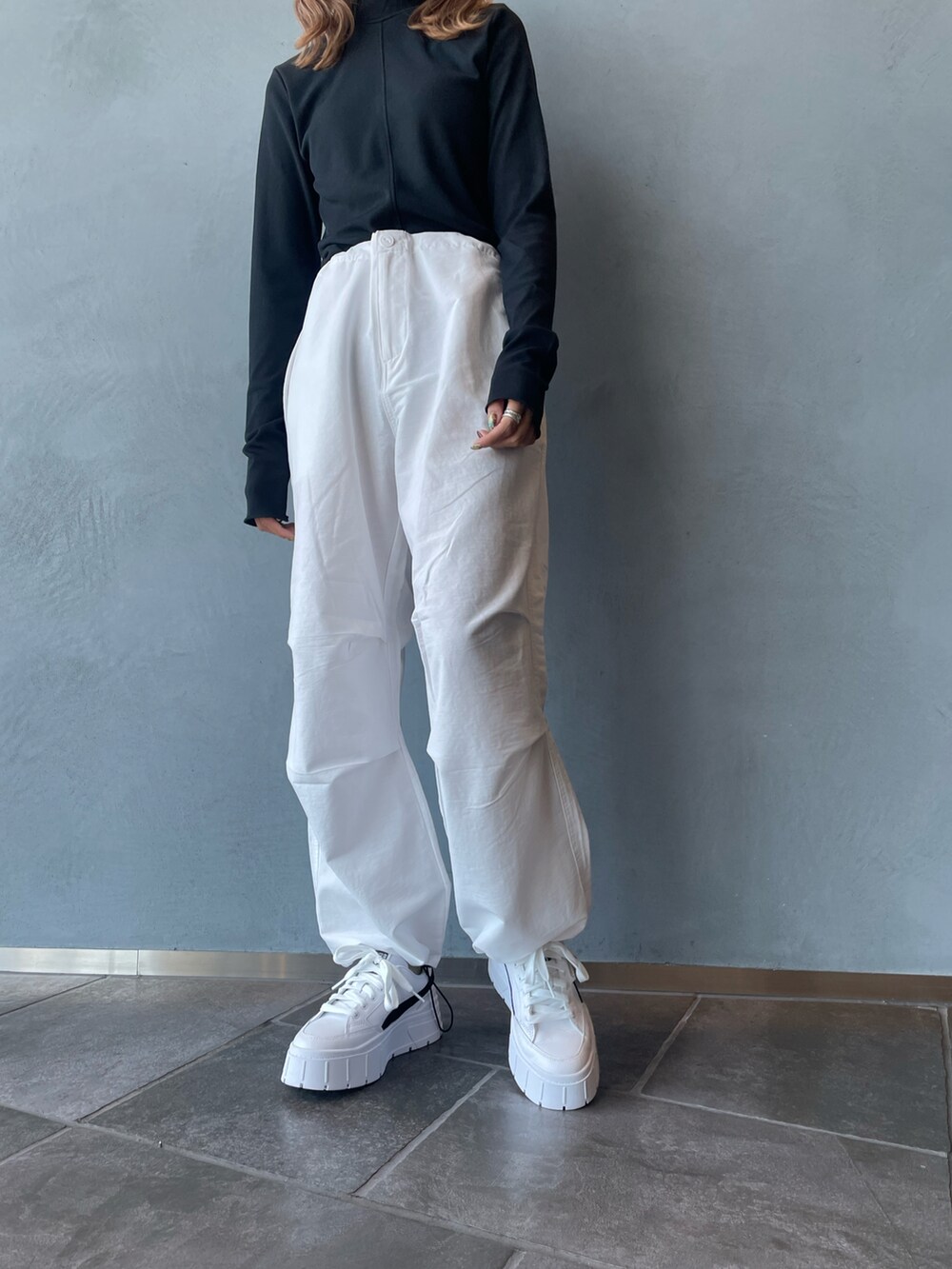 ブラック系のTシャツ/カットソー、ホワイト系のスニーカーを着用したレディースの夏コーディネートの4枚目の写真