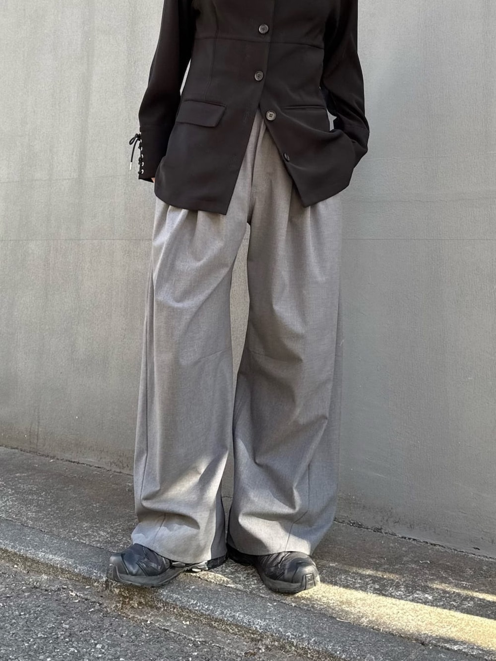 グレー系のスラックス、ブラック系のシャツ/ブラウスを着用したレディースの冬コーディネートの5枚目の写真