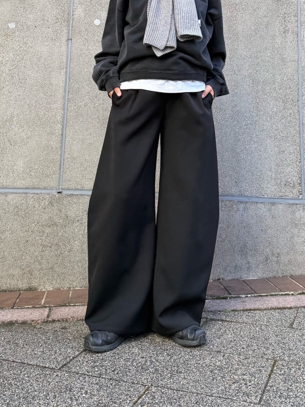 ブラック系のスラックス、ブラック系のスウェットを着用したレディースの冬コーディネートの6枚目の写真