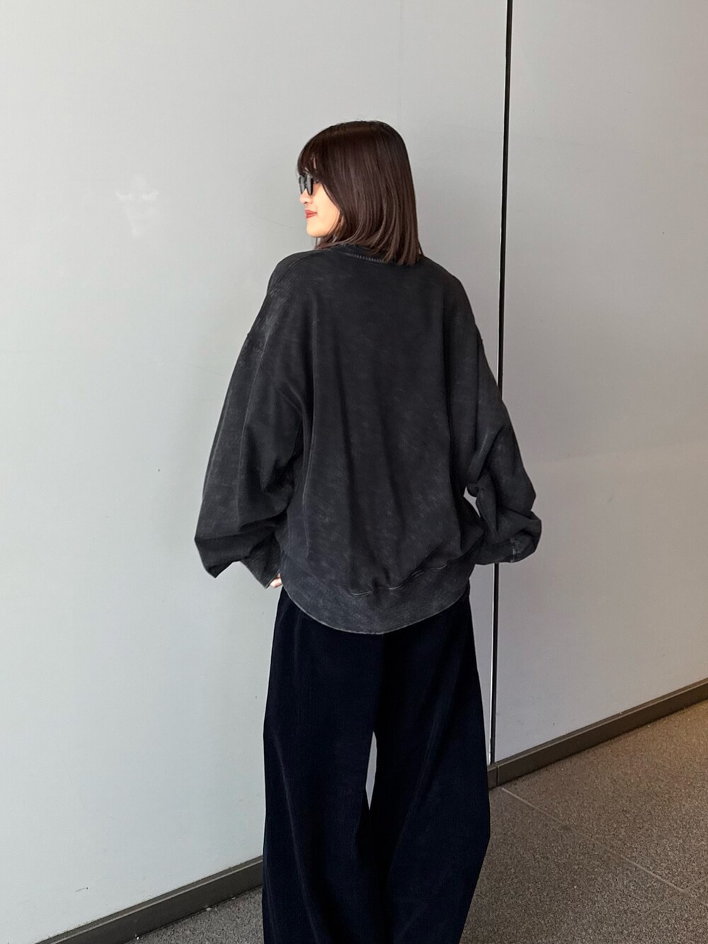 ブラック系のスウェット、ブルー系のその他パンツ、ブラック系のサングラスを着用したレディースの秋コーディネートの2枚目の写真