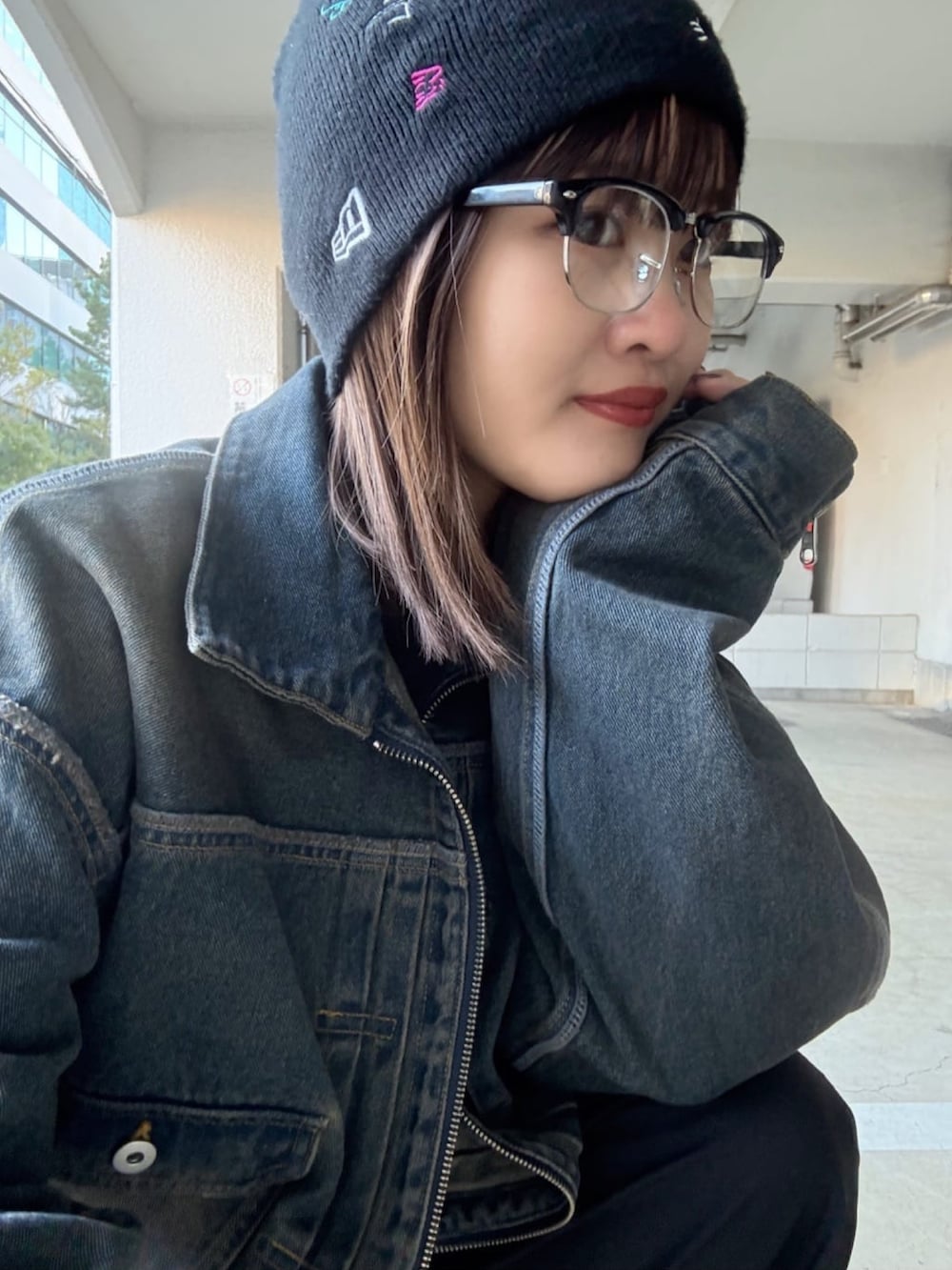 ブルー系のデニムジャケット、ホワイト系のその他パンツを着用したレディースの冬コーディネートの2枚目の写真