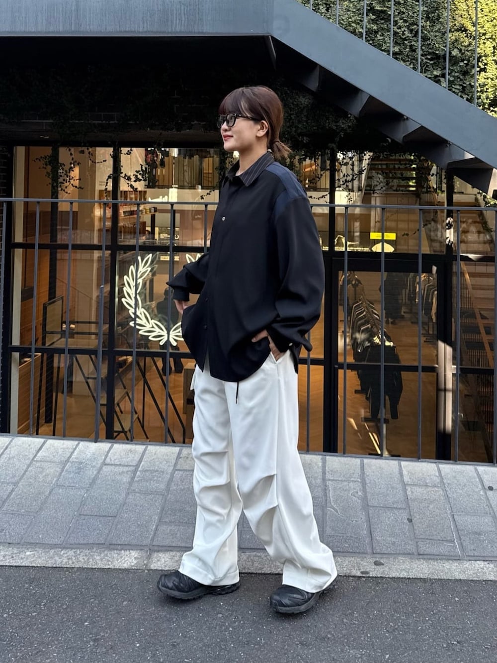 グレー系のシャツ/ブラウス、ホワイト系のカーゴパンツを着用したレディースの冬コーディネートの7枚目の写真