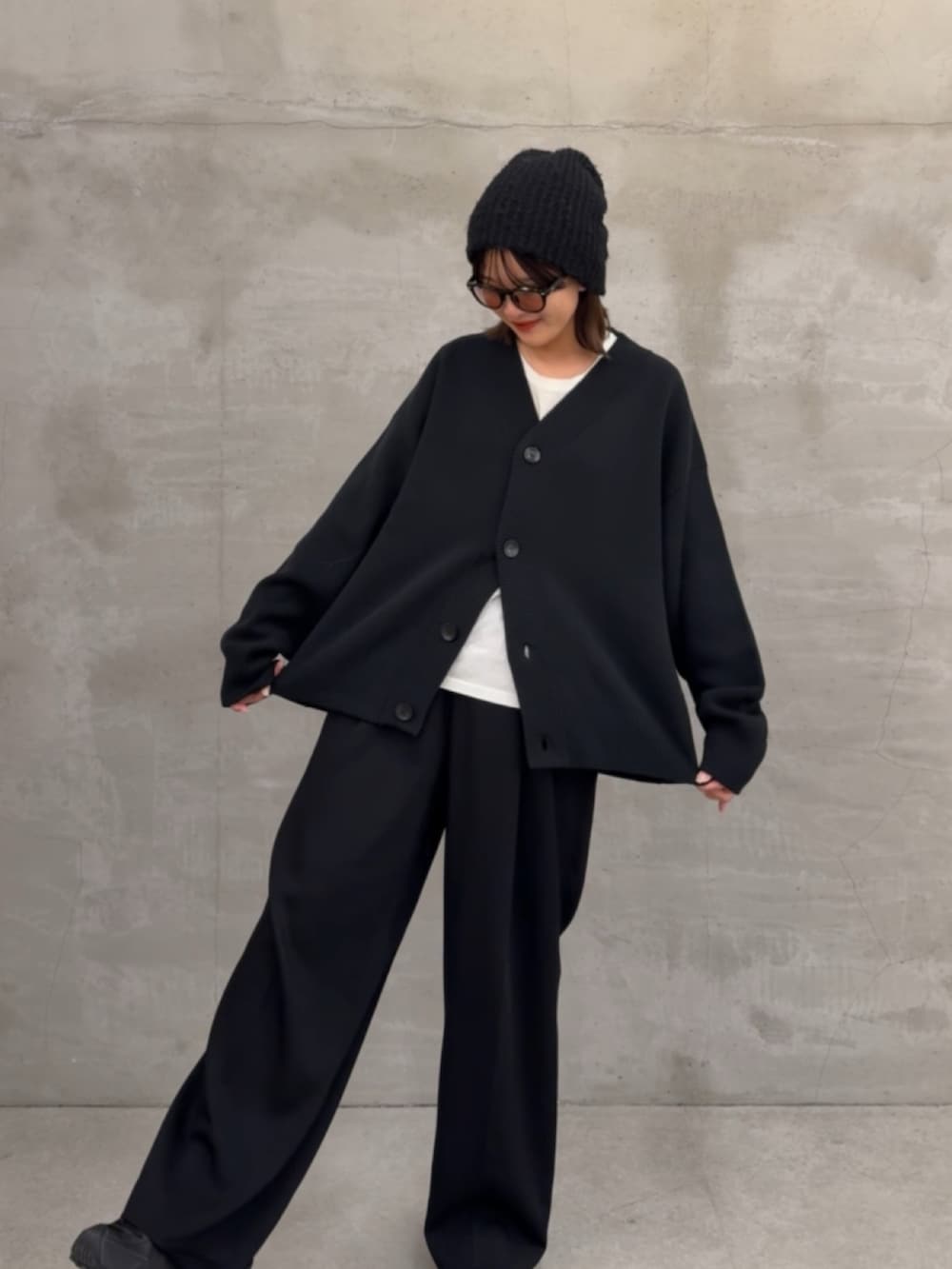 ブラック系のカーディガン/ボレロ、ブラック系のスラックスを着用したレディースの秋コーディネートの2枚目の写真
