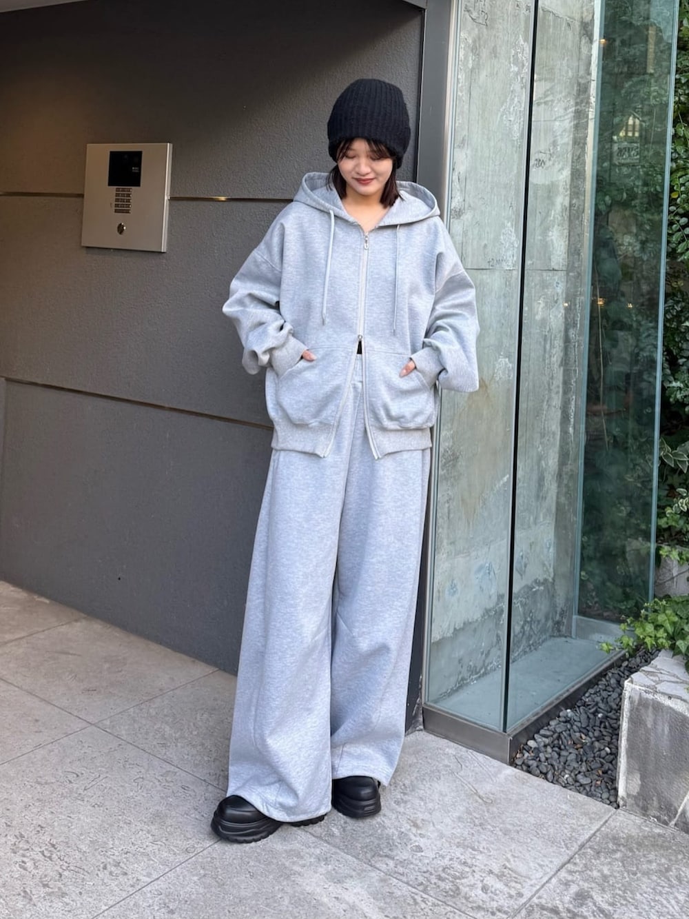 グレー系のその他パンツ、グレー系のパーカーを着用したレディースの冬コーディネートの5枚目の写真