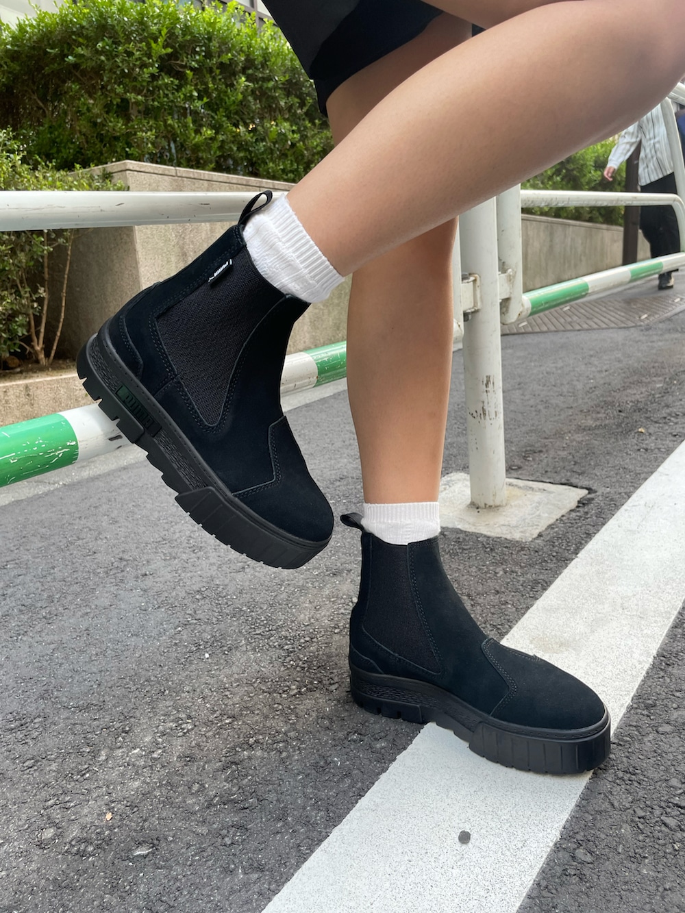 ブラック系のスウェット、ブラック系のブーツ、ブラック系のハンチング/ベレー帽を着用したレディースの秋コーディネートの4枚目の写真