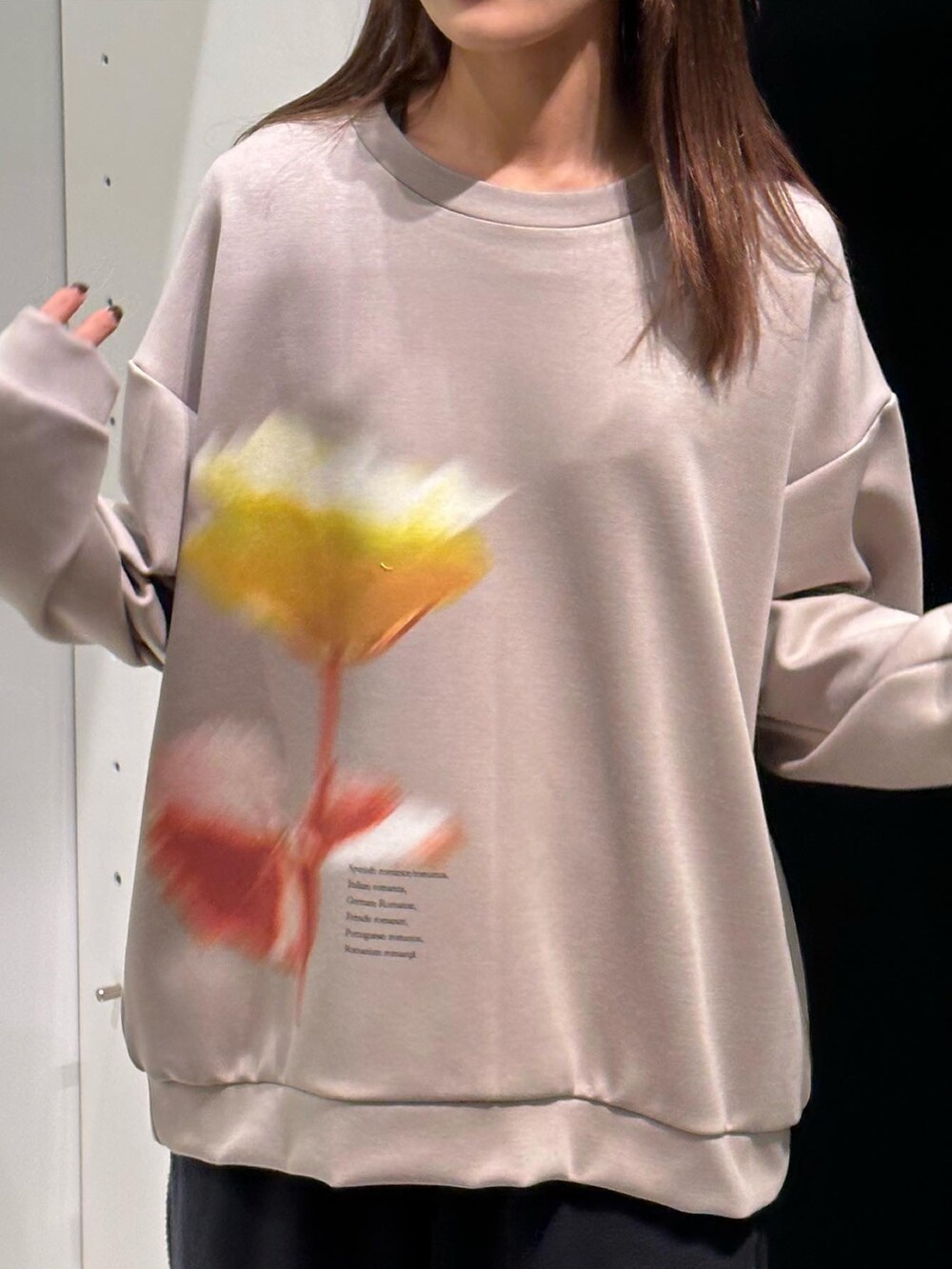 「秋コーデ、秋冬、オトナカジュアル、お出かけコーデ、おしゃれさんと繋がりたい、低身長、キレイめコーデ、カジュアル、スウエットパンツ、スウェット、休日コーデ、淡色コーデ、ootd、パーカー、ボリューム袖」｜「Lui'sのROMANZA FLOWER ポンチプルオーバー（スウェット、グレー系）」を使った、mayさん（レディース・164cm）の秋コーディネートの4枚目の写真