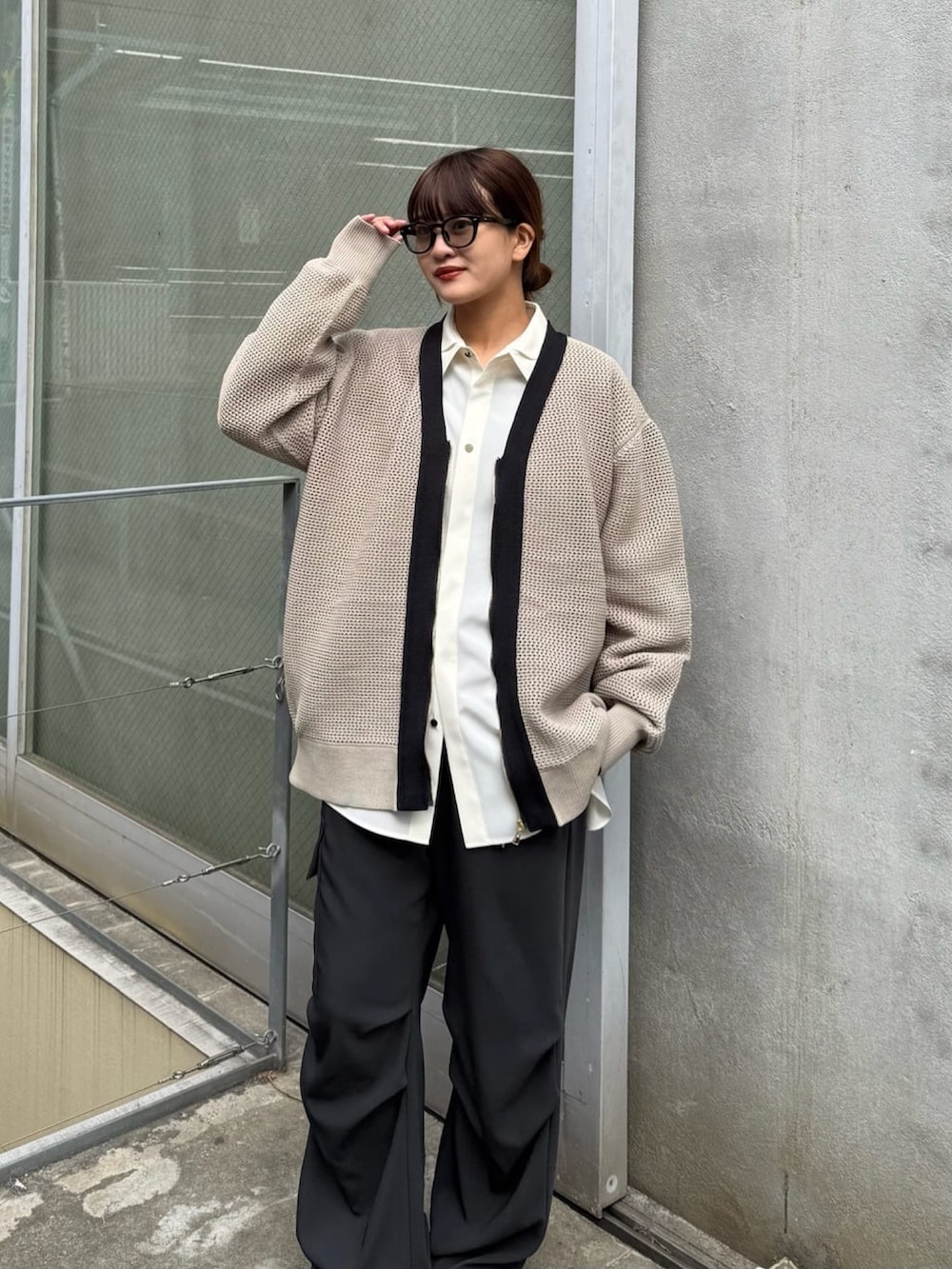 ブルー系のカーディガン/ボレロ、グレー系のシャツ/ブラウス、ホワイト系のカーゴパンツを着用したレディースの冬コーディネートの5枚目の写真