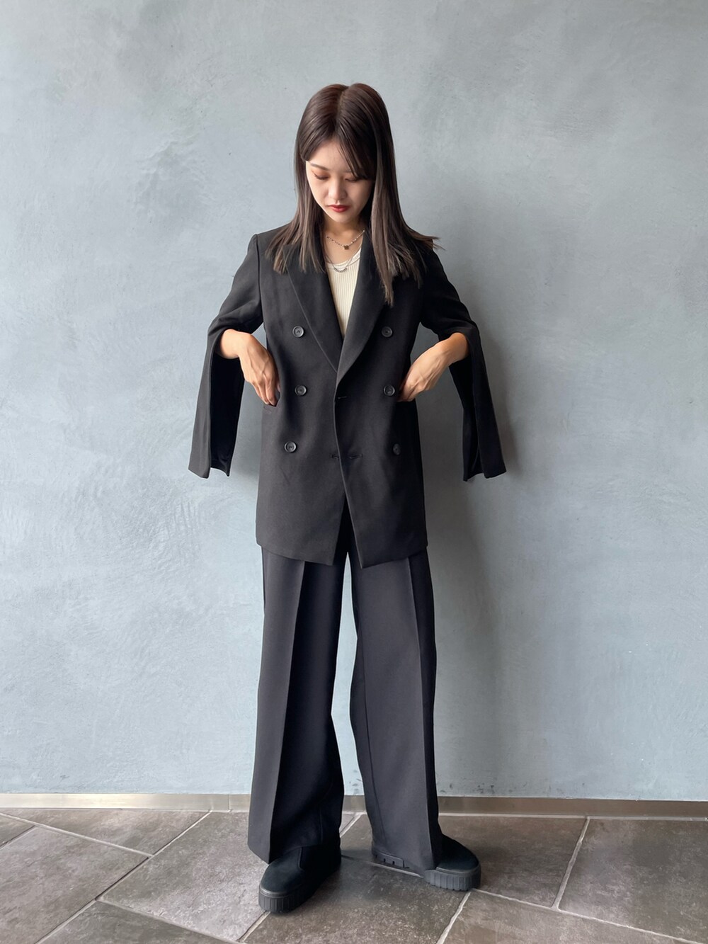 ブラック系のその他パンツ、ブラック系のテーラードジャケット、ブラック系のブーツを着用したレディースの秋コーディネートの5枚目の写真