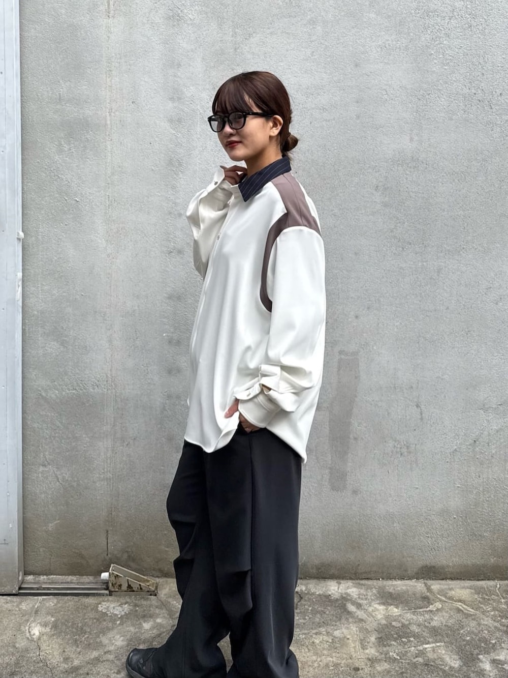 グレー系のシャツ/ブラウス、ホワイト系のカーゴパンツを着用したレディースの冬コーディネートの7枚目の写真