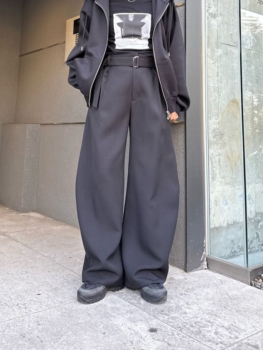 ブルー系のパーカー、ブラック系のスラックス、ブラック系のTシャツ/カットソーを着用したレディースの冬コーディネートの2枚目の写真