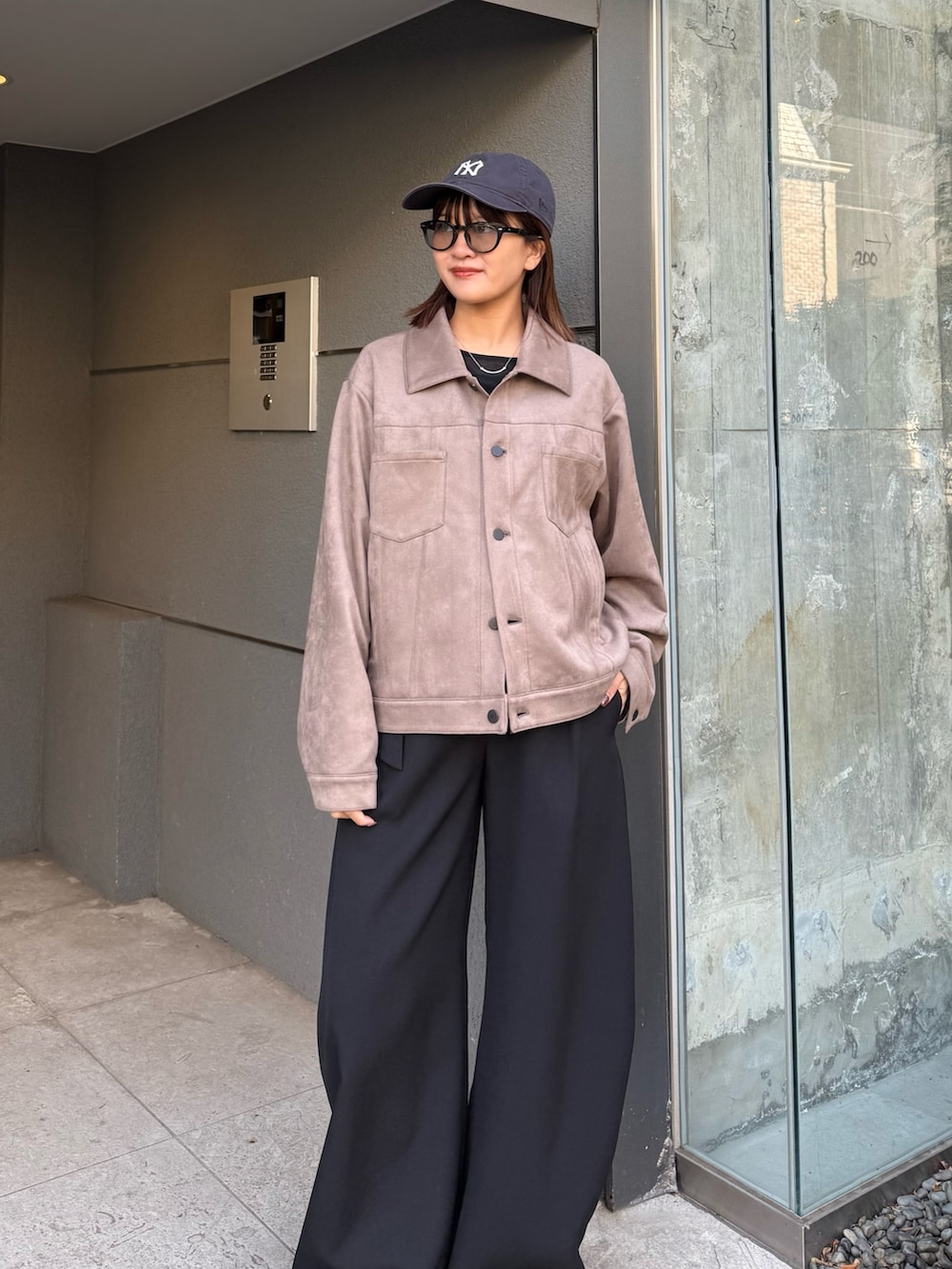 ブラック系のスラックス、グレー系のブルゾンを着用したレディースの冬コーディネートの4枚目の写真