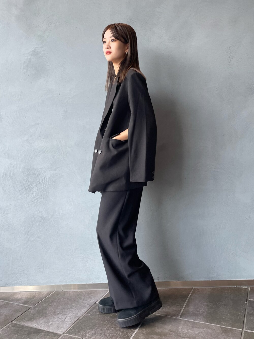 ブラック系のその他パンツ、ブラック系のテーラードジャケット、ブラック系のブーツを着用したレディースの秋コーディネートの3枚目の写真