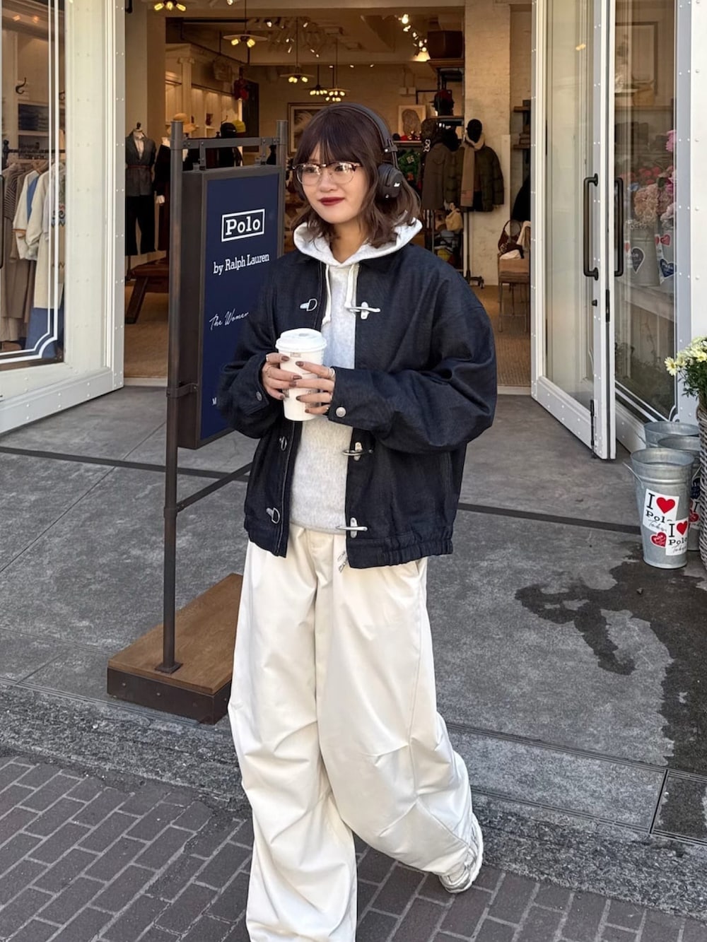 ブルー系のブルゾン、ホワイト系のその他パンツを着用したレディースの冬コーディネートの2枚目の写真