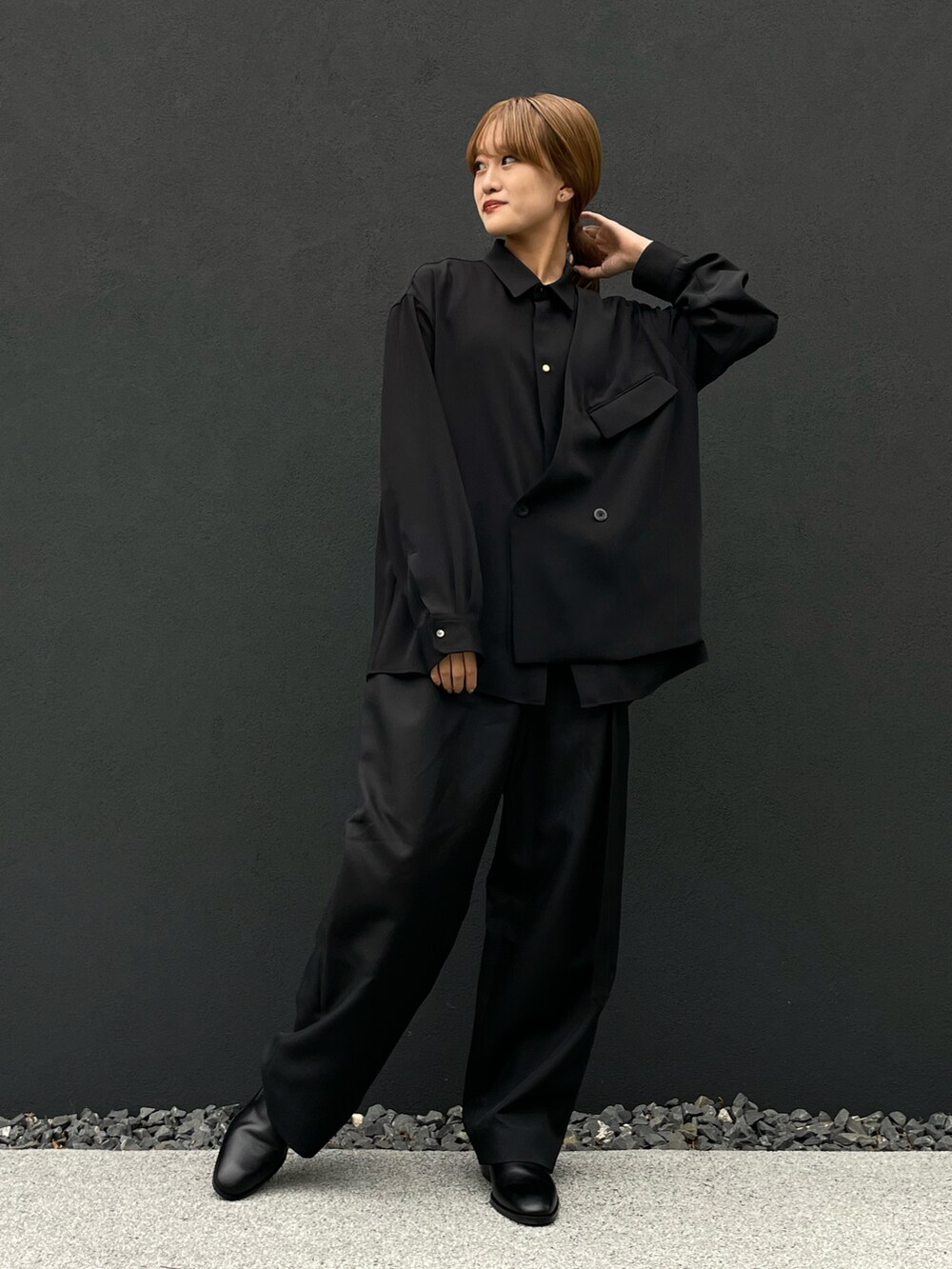 「秋服準備はじめました、秋先取りコーデ、シンプル、パンツスタイル、秋コーデ、カジュアル、オトナカワイイ、秋色、大人コーデ、黒コーデ、オールブラックコーデ、クルニ、CULLNI、ワイドパンツ、メンズライクコーデ」｜「CULLNIの22-AW-013/ Jacket Combination Shirts（シャツ/ブラウス、ブラック系）」を使った、mayさん（レディース・164cm）の秋コーディネートの5枚目の写真
