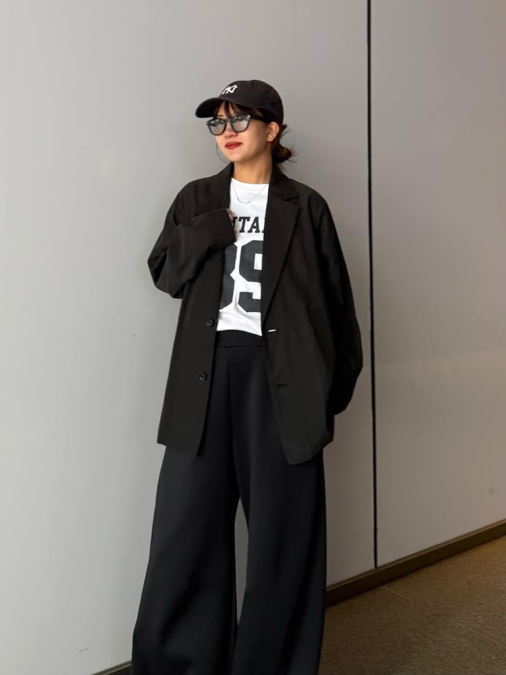 グレー系のその他パンツ、ブラック系のシャツ/ブラウス、ブラック系のサングラスを着用したレディースの春コーディネートの8枚目の写真