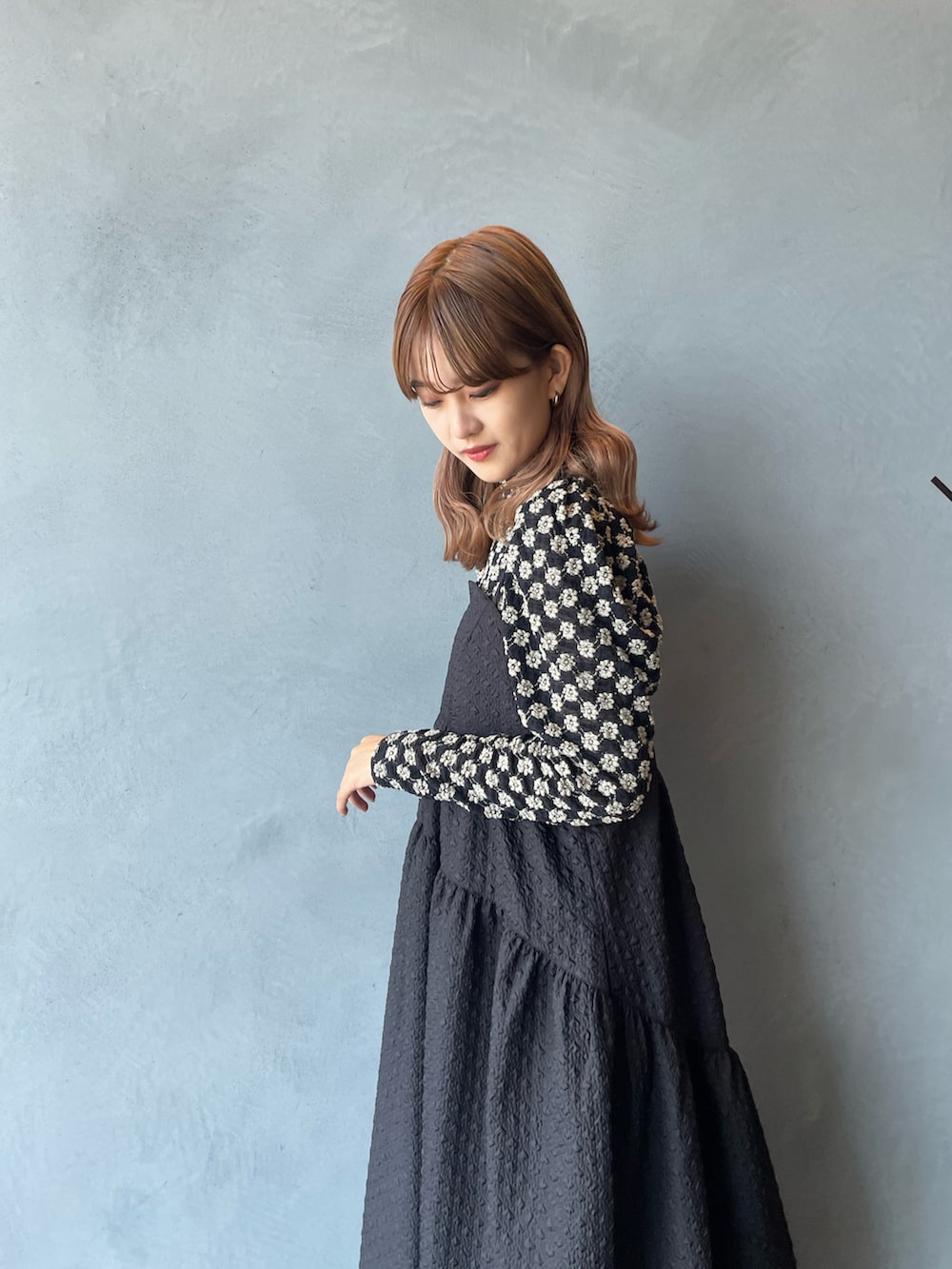 ブラック系のワンピース、ベージュ系のシャツ/ブラウス、ホワイト系のスニーカーを着用したレディースの秋コーディネートの4枚目の写真