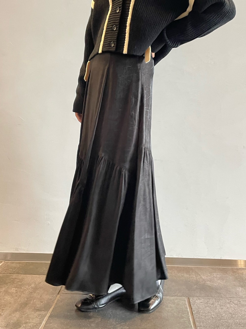 「秋冬コーデ、秋ルック紹介するよ、秋服、休日スタイル、ラクチンコーデ、カラーコーデ、ブラックコーデ、カーディガン、カーディガンコーデ、カジュアルガーリー、luisfemme、Luis、カジュアルコーデ、高身長コーデ、モノトーンコーデ」｜「Lui'sの配色テープデザインショートカーディガン（カーディガン/ボレロ、ブラック系）」を使った、mayさん（レディース・164cm）の秋コーディネートの5枚目の写真