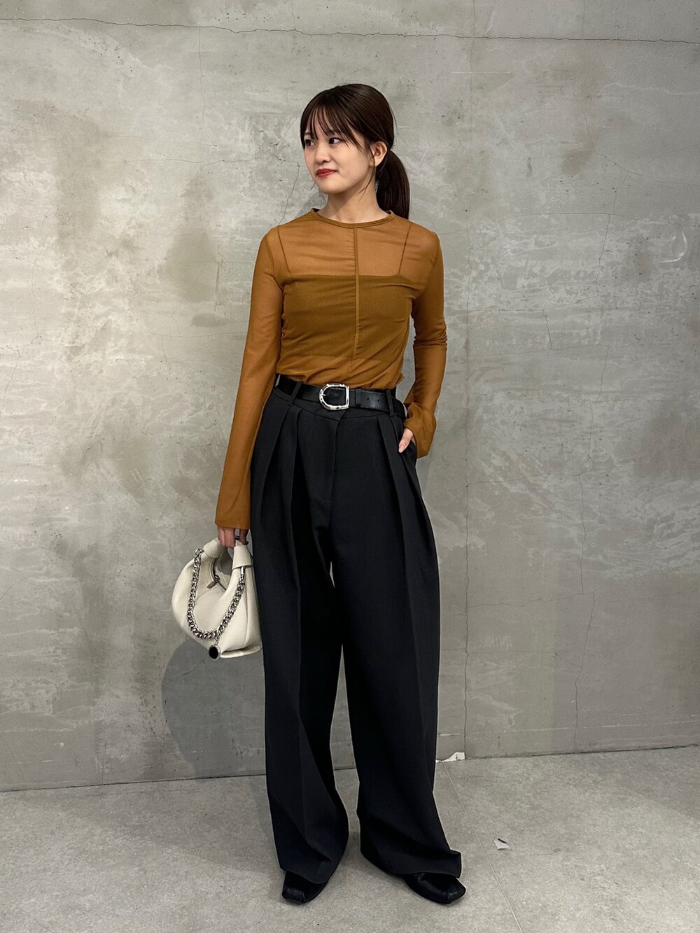 ブラック系のTシャツ/カットソー、ブラック系のベルトを着用したレディースの春コーディネートの3枚目の写真