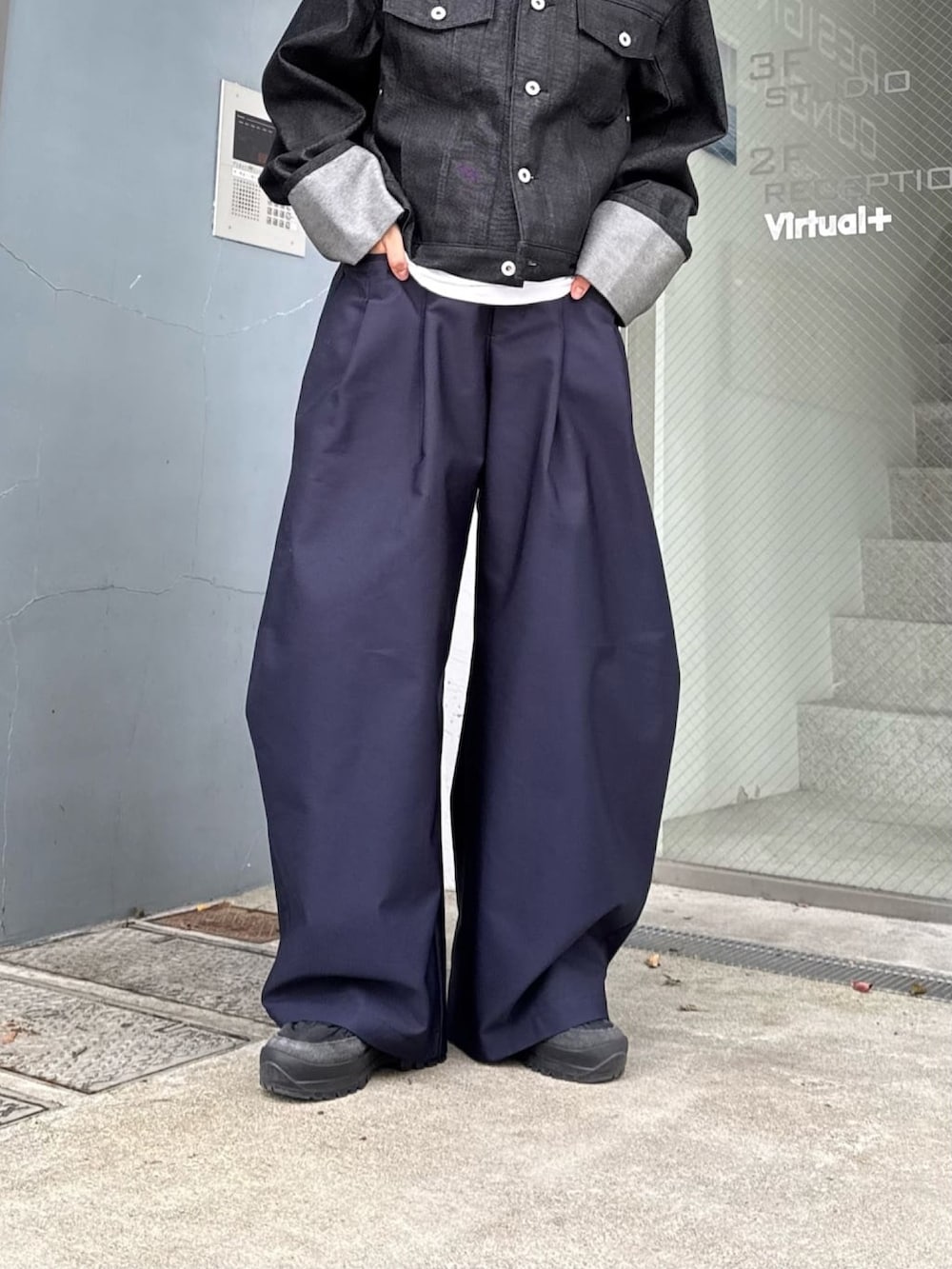 ブルー系のその他パンツ、ブラック系のデニムジャケット、ブラック系のサングラスを着用したレディースの春コーディネートの5枚目の写真