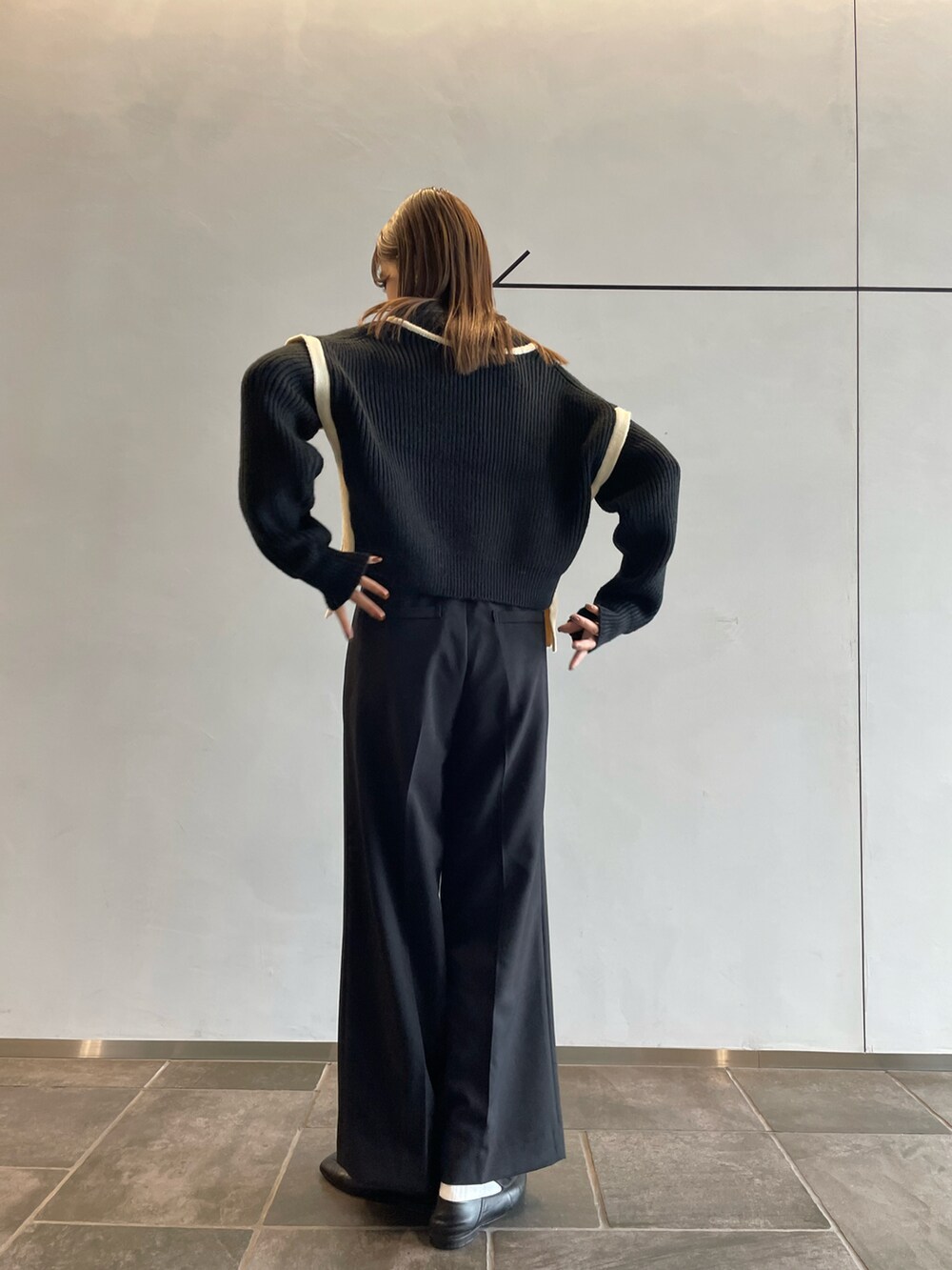 ブラック系のカーディガン/ボレロ、ブラック系のその他パンツ、ホワイト系のキャミソールを着用したレディースの秋コーディネートの2枚目の写真