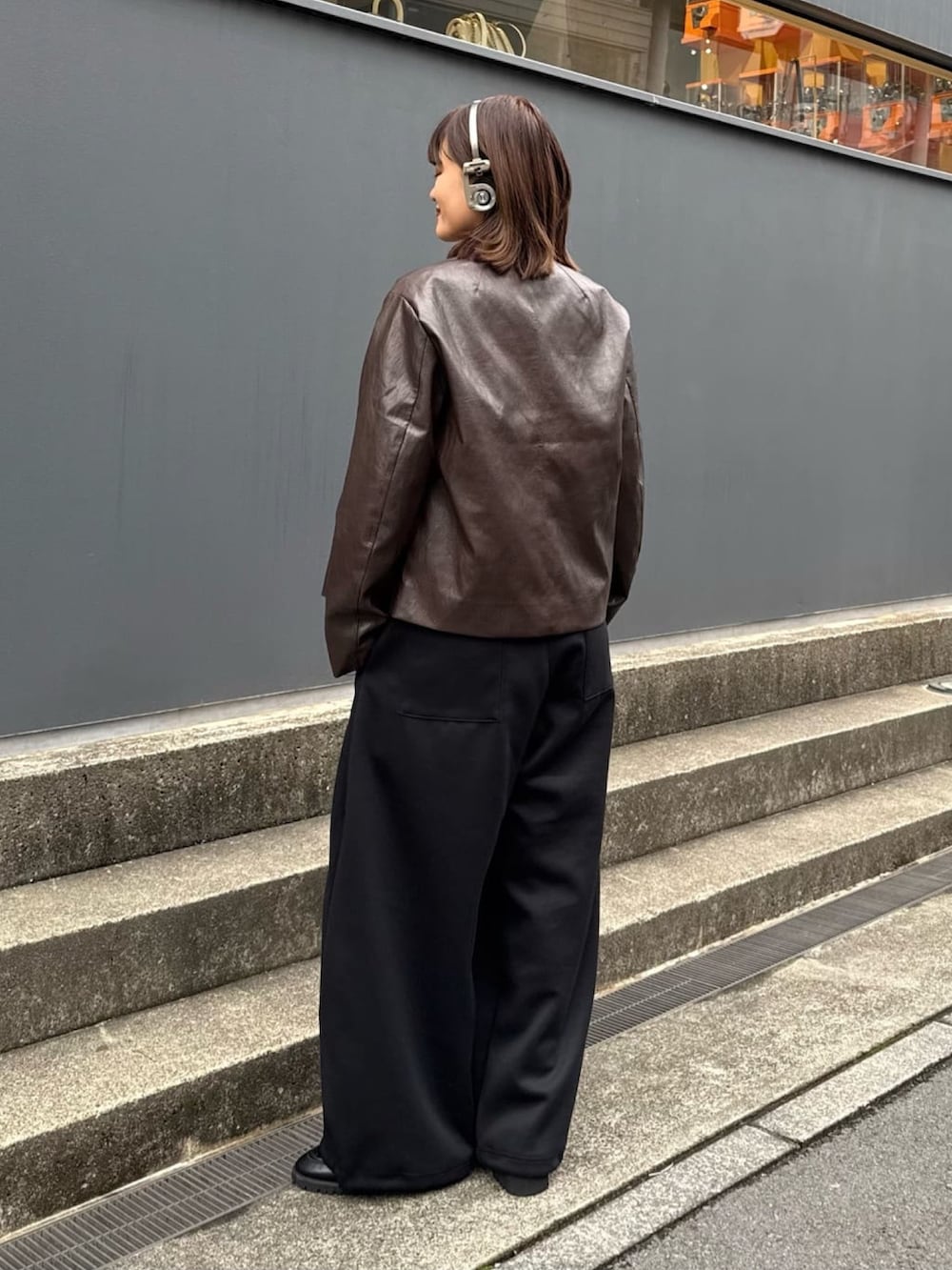 グレー系のその他パンツ、ブラウン系のテーラードジャケット、グレー系のカーディガン/ボレロを着用したレディースの冬コーディネートの3枚目の写真