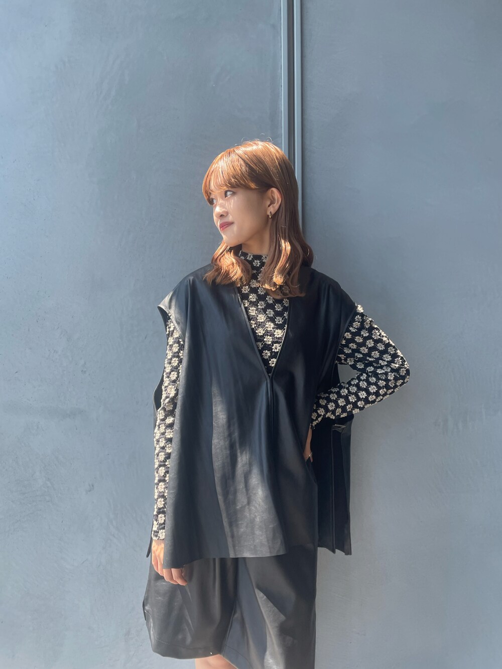 ベージュ系のシャツ/ブラウス、ブラック系のベスト、ブラック系のその他パンツを着用したレディースの秋コーディネートの5枚目の写真