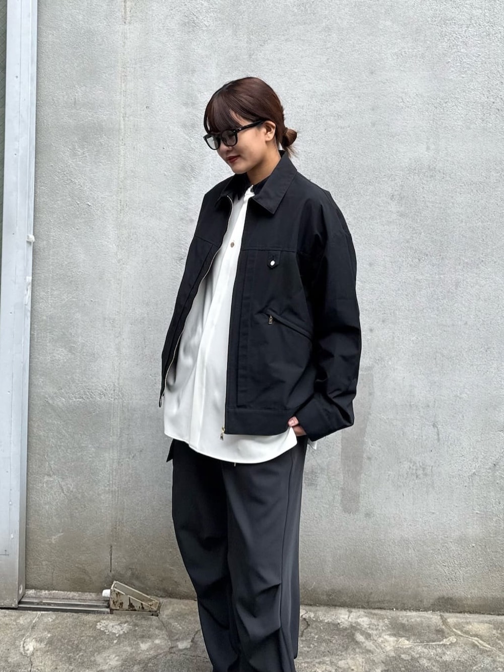 ブルー系のブルゾン、ホワイト系のカーゴパンツ、グレー系のシャツ/ブラウスを着用したレディースの冬コーディネートの5枚目の写真