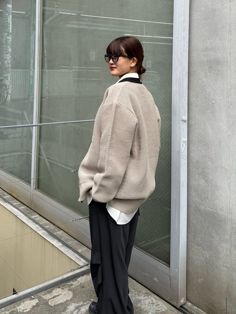 ブルー系のカーディガン/ボレロ、グレー系のシャツ/ブラウス、ホワイト系のカーゴパンツを着用したレディースの冬コーディネートの3枚目の写真