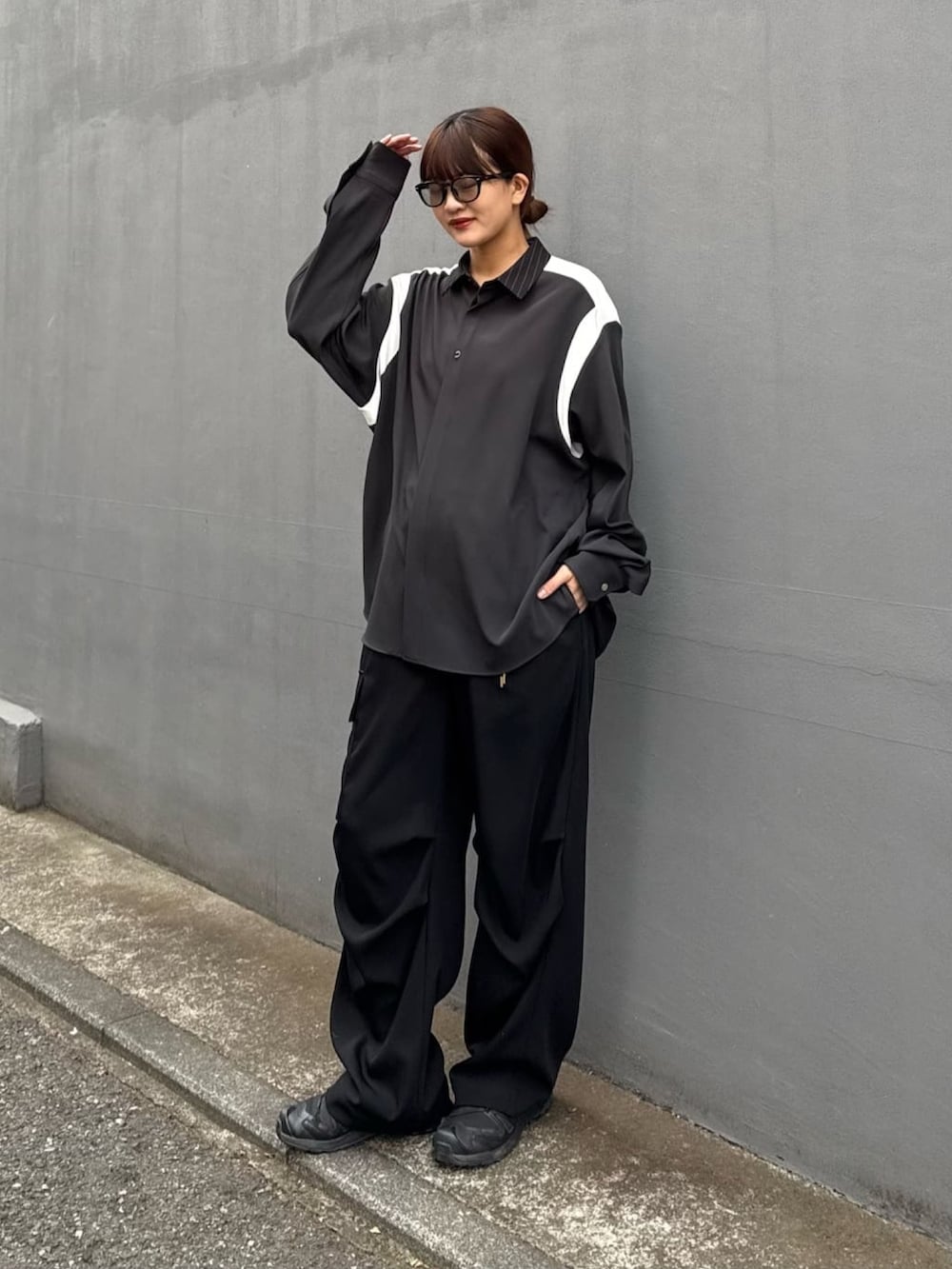 グレー系のシャツ/ブラウス、ホワイト系のカーゴパンツを着用したレディースの冬コーディネートの4枚目の写真