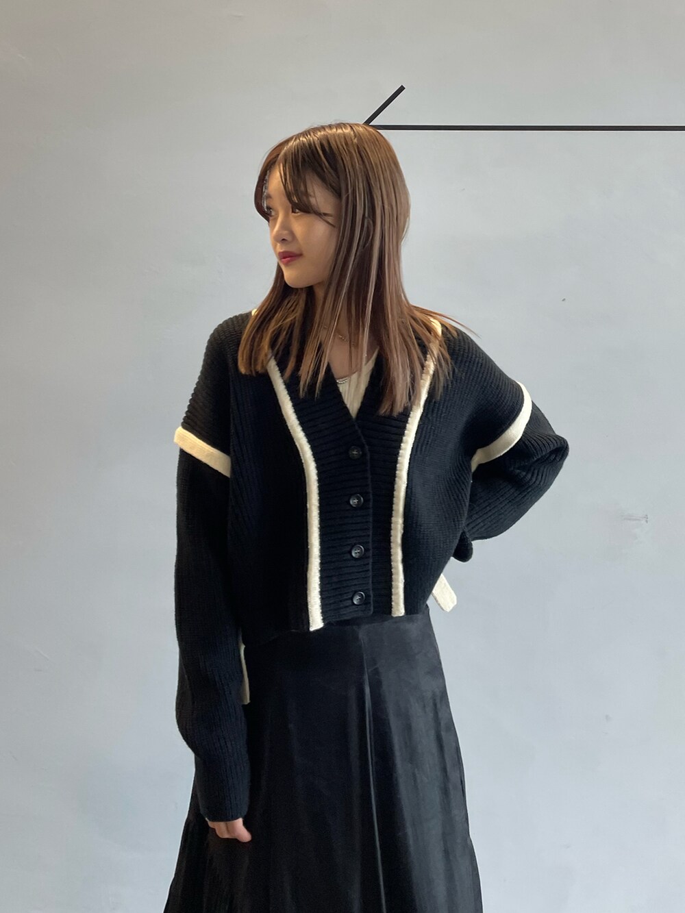 「秋冬コーデ、秋ルック紹介するよ、秋服、休日スタイル、ラクチンコーデ、カラーコーデ、ブラックコーデ、カーディガン、カーディガンコーデ、カジュアルガーリー、luisfemme、Luis、カジュアルコーデ、高身長コーデ、モノトーンコーデ」｜「Lui'sの配色テープデザインショートカーディガン（カーディガン/ボレロ、ブラック系）」を使った、mayさん（レディース・164cm）の秋コーディネートの3枚目の写真