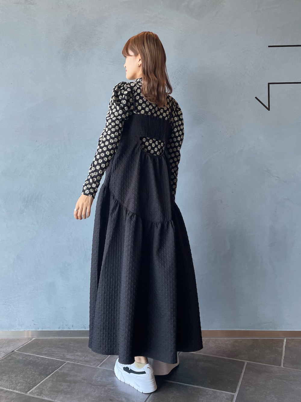 ブラック系のワンピース、ベージュ系のシャツ/ブラウス、ホワイト系のスニーカーを着用したレディースの秋コーディネートの5枚目の写真