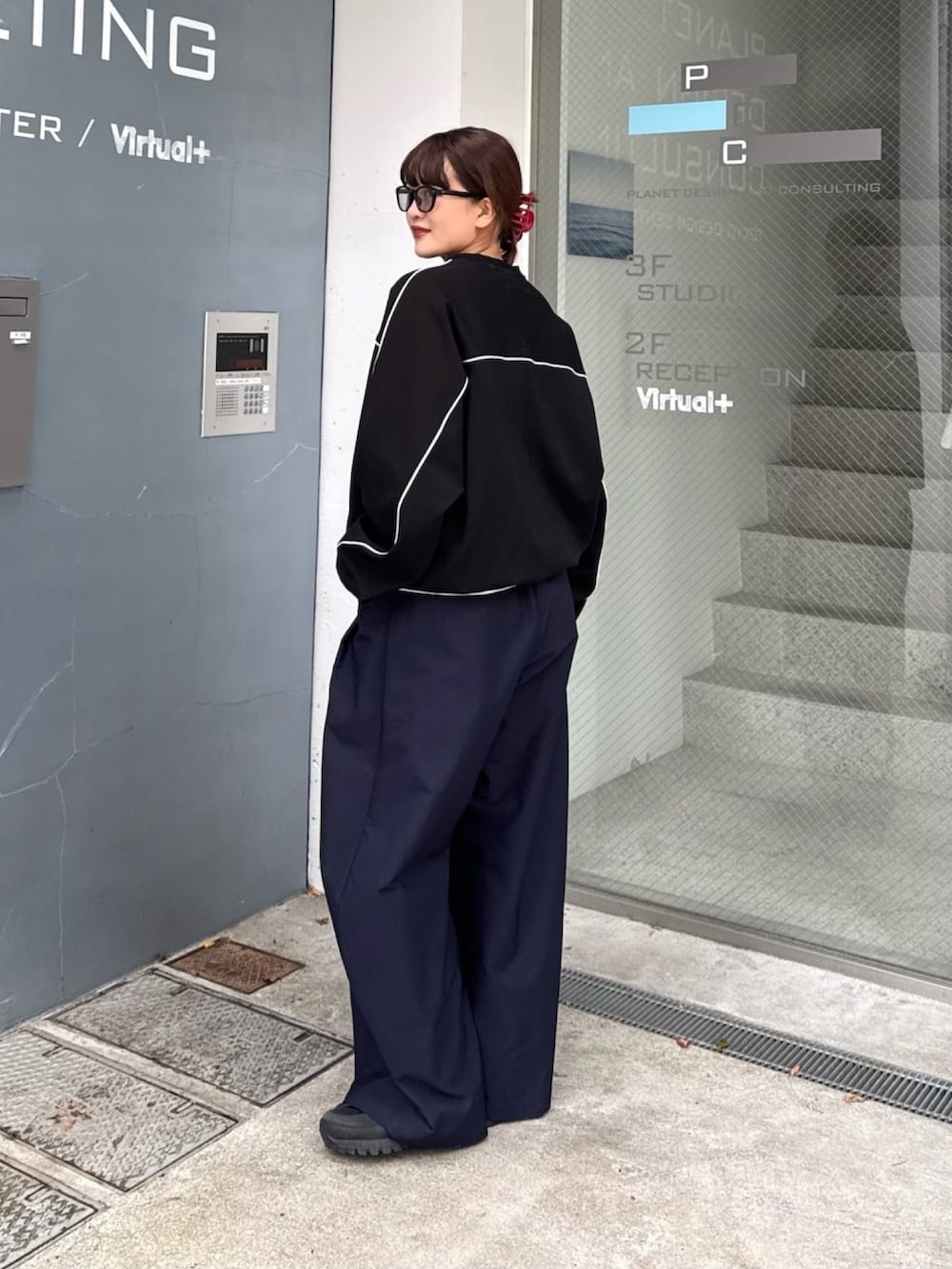 ブルー系のその他パンツ、ブラック系のスウェット、ブラック系のサングラスを着用したレディースの春コーディネートの3枚目の写真