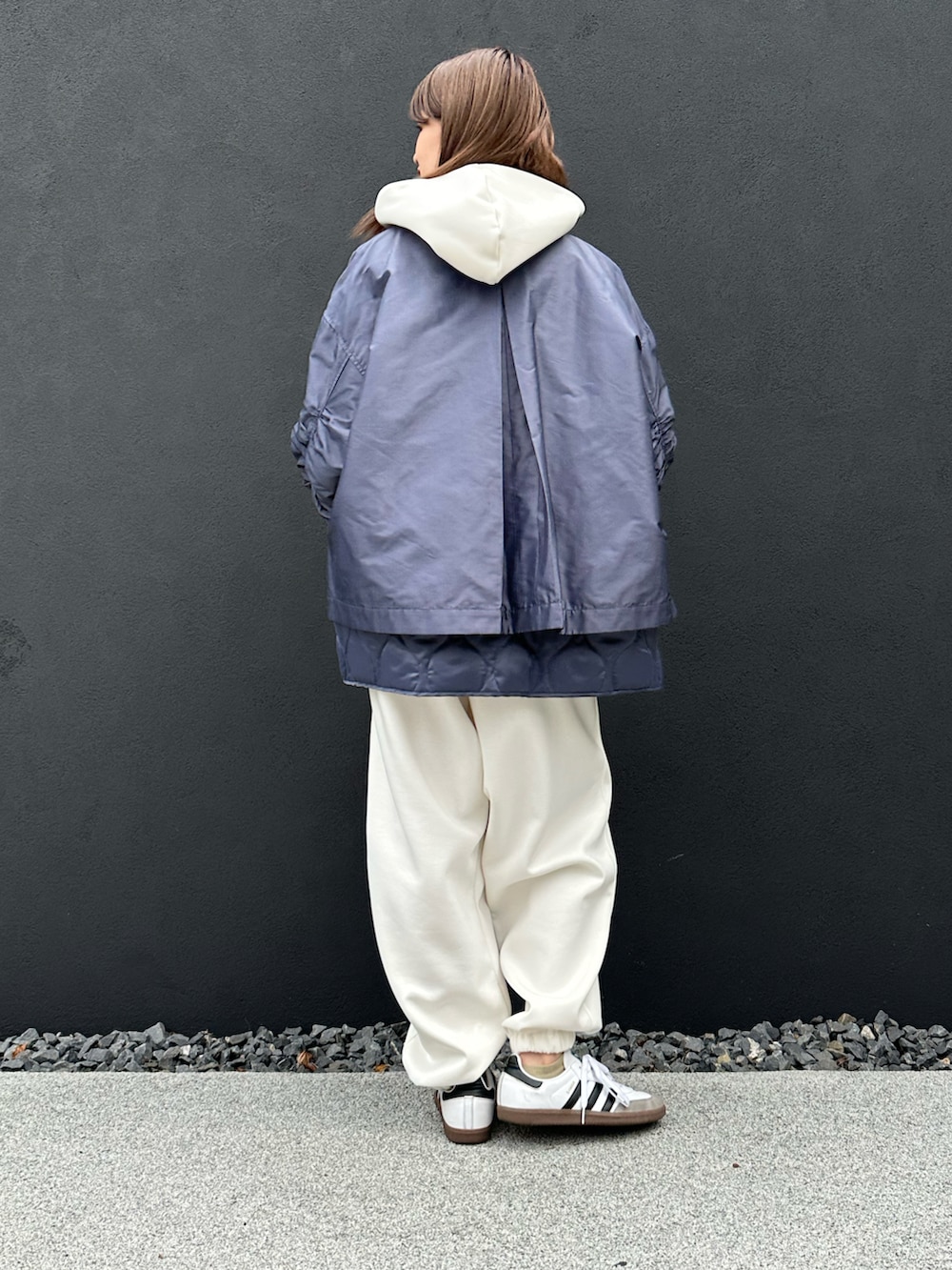 「MA-1、休日コーデ、秋コーデ、リラックススタイル、ラフスタイル、パンツスタイル、おしゃれさんと繋がりたい、冬コーデ、ジャケットスタイル、メンズライク、メンズファッション、スニーカー女子、スニーカーコーデ、アディダス、高身長女子」｜「adidasのアイテム（スニーカー、ホワイト系）」を使った、mayさん（レディース・164cm）の秋コーディネートの4枚目の写真