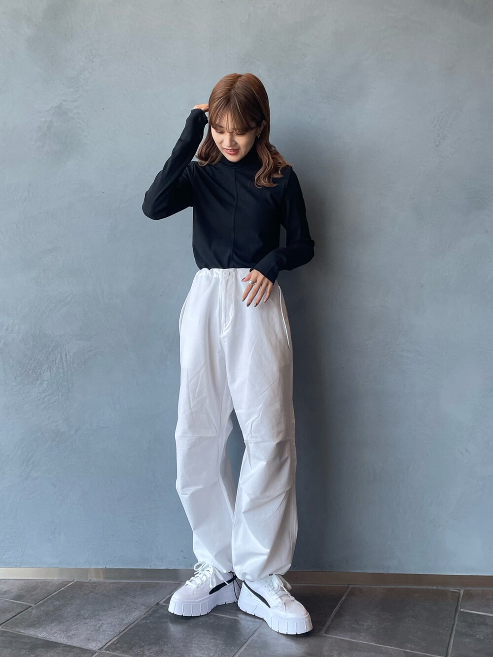 ブラック系のTシャツ/カットソー、ホワイト系のスニーカーを着用したレディースの夏コーディネートの3枚目の写真