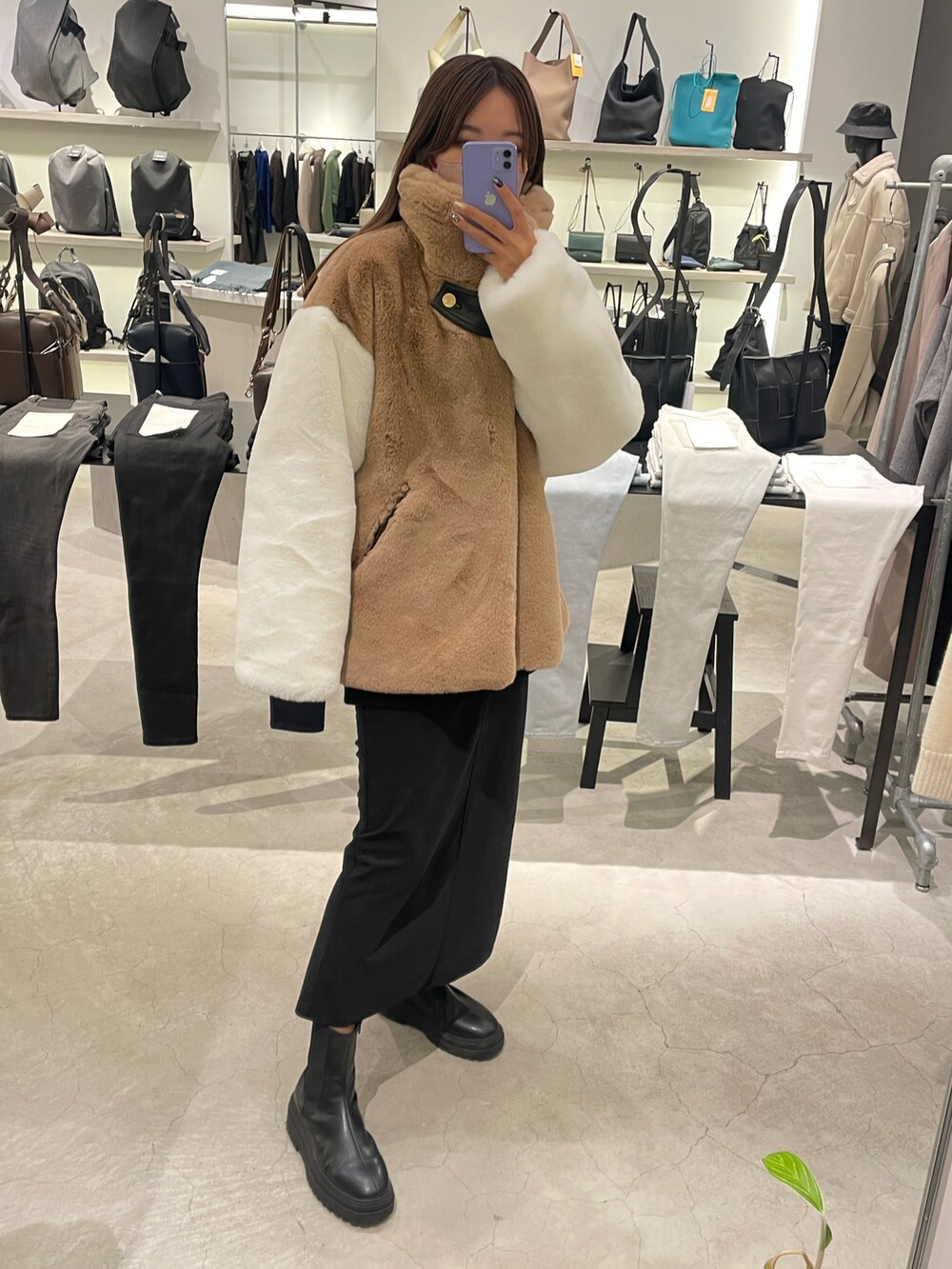 ホワイト系のその他アウターを着用したレディースの秋コーディネートの2枚目の写真