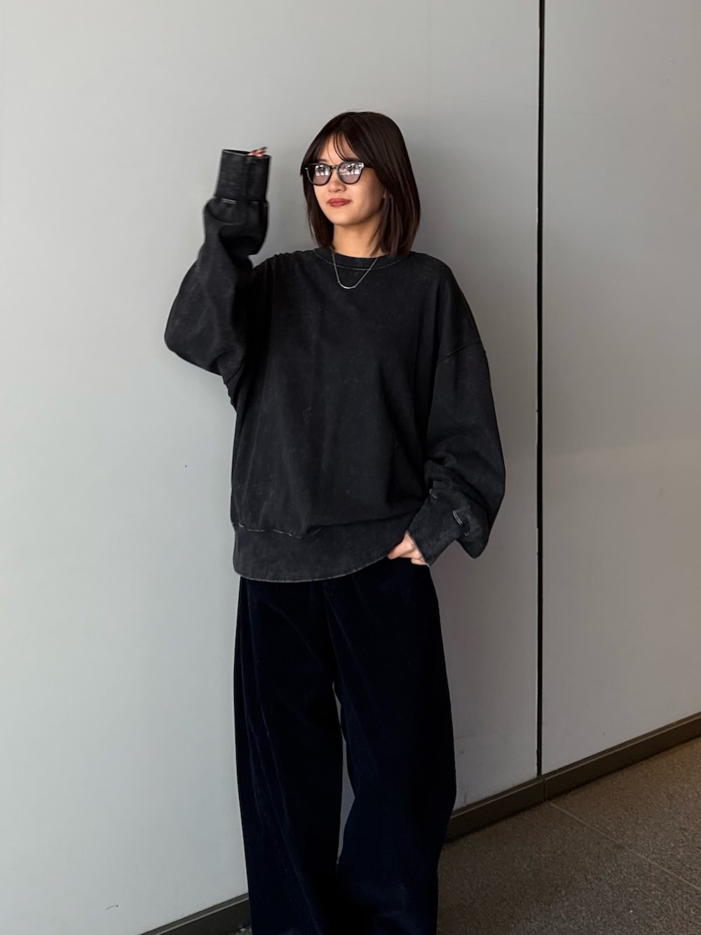 ブラック系のスウェット、ブルー系のその他パンツ、ブラック系のサングラスを着用したレディースの秋コーディネートの8枚目の写真