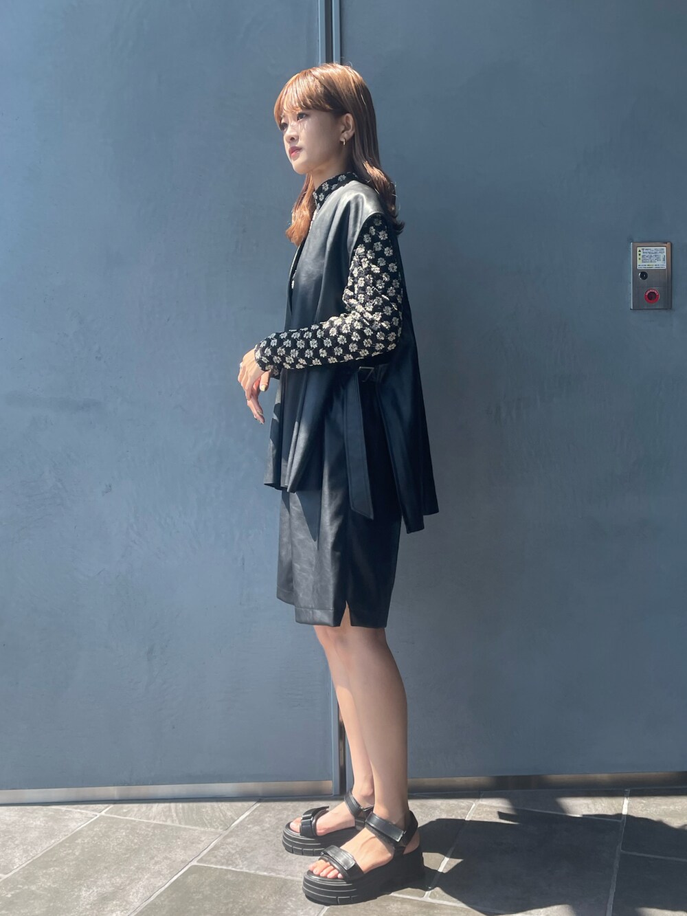 ベージュ系のシャツ/ブラウス、ブラック系のベスト、ブラック系のその他パンツを着用したレディースの秋コーディネートの4枚目の写真